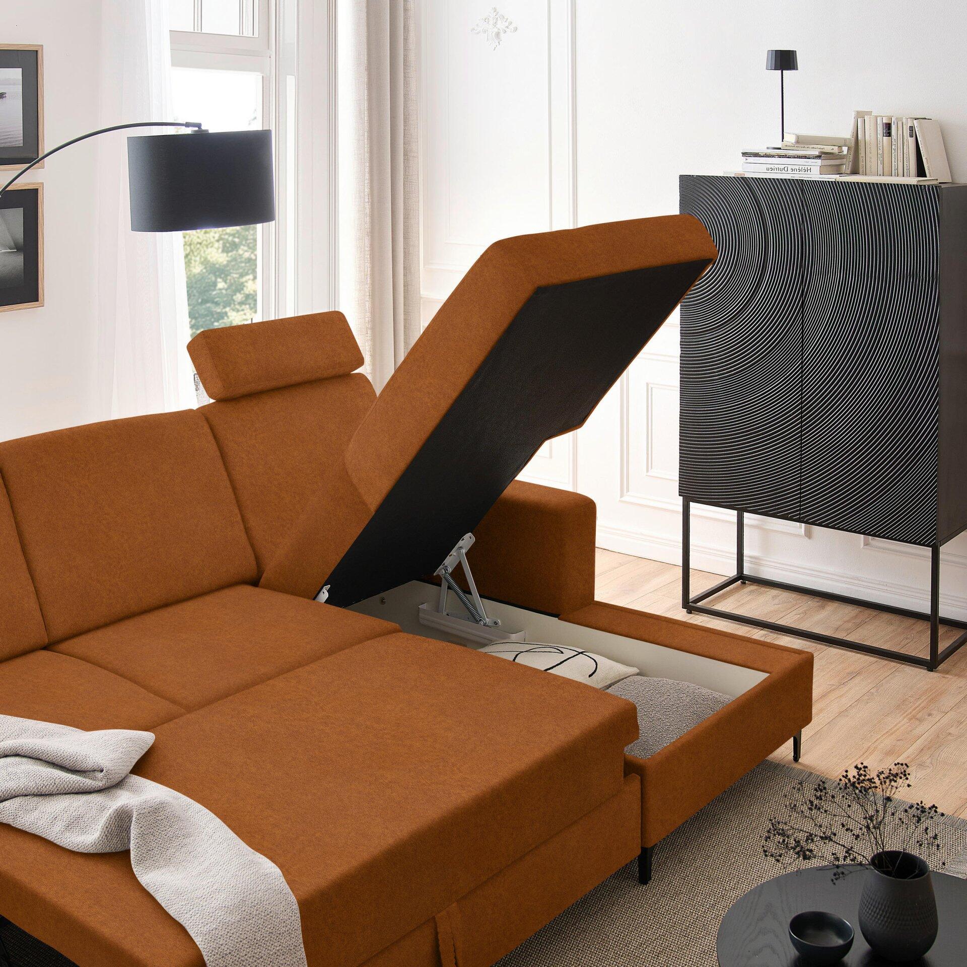 Ecksofa Balina mit aufgeklapptem Bettkasten und Gasdruckfedern, Blickwinkel leicht erhöht.