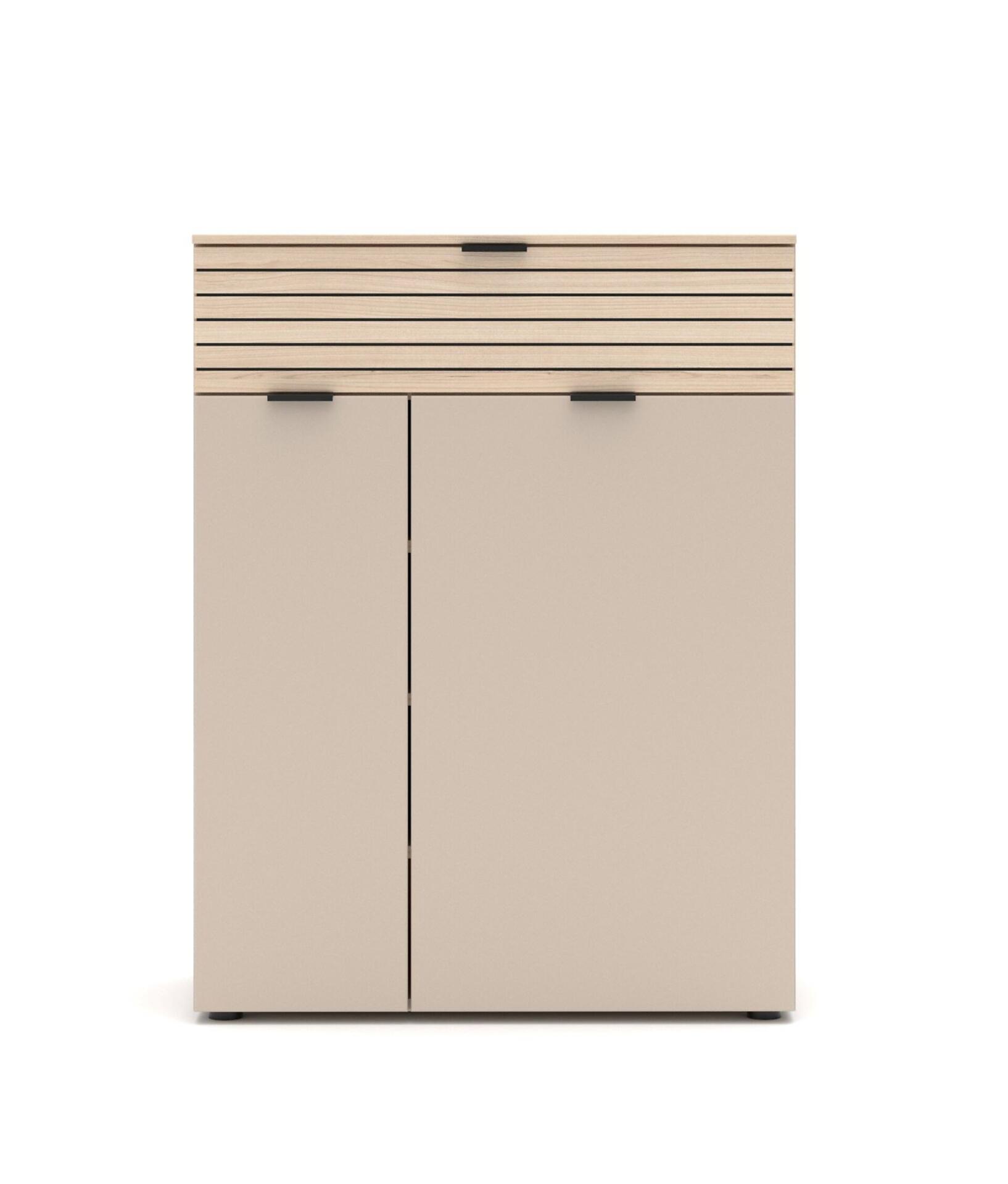 Schuhschrank Ina mit weißen Fronten, Griffmulden, Holztüren und oberen Lamellenverzierungen.