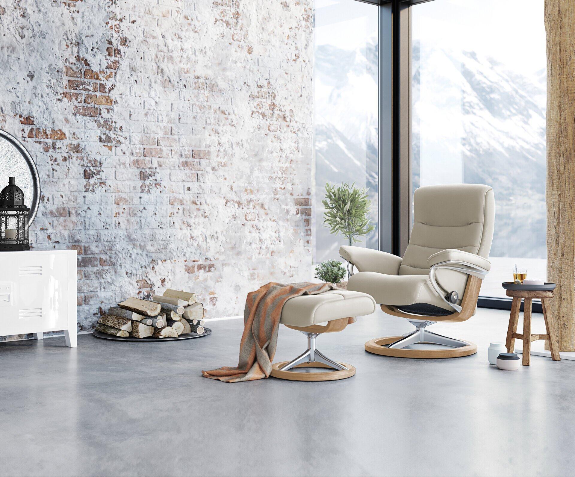 Relaxsessel Nordic mit Fußhocker, aus schräger Perspektive, zeigt die verstellbare Rückenlehne und die schaukelbare Funktion.