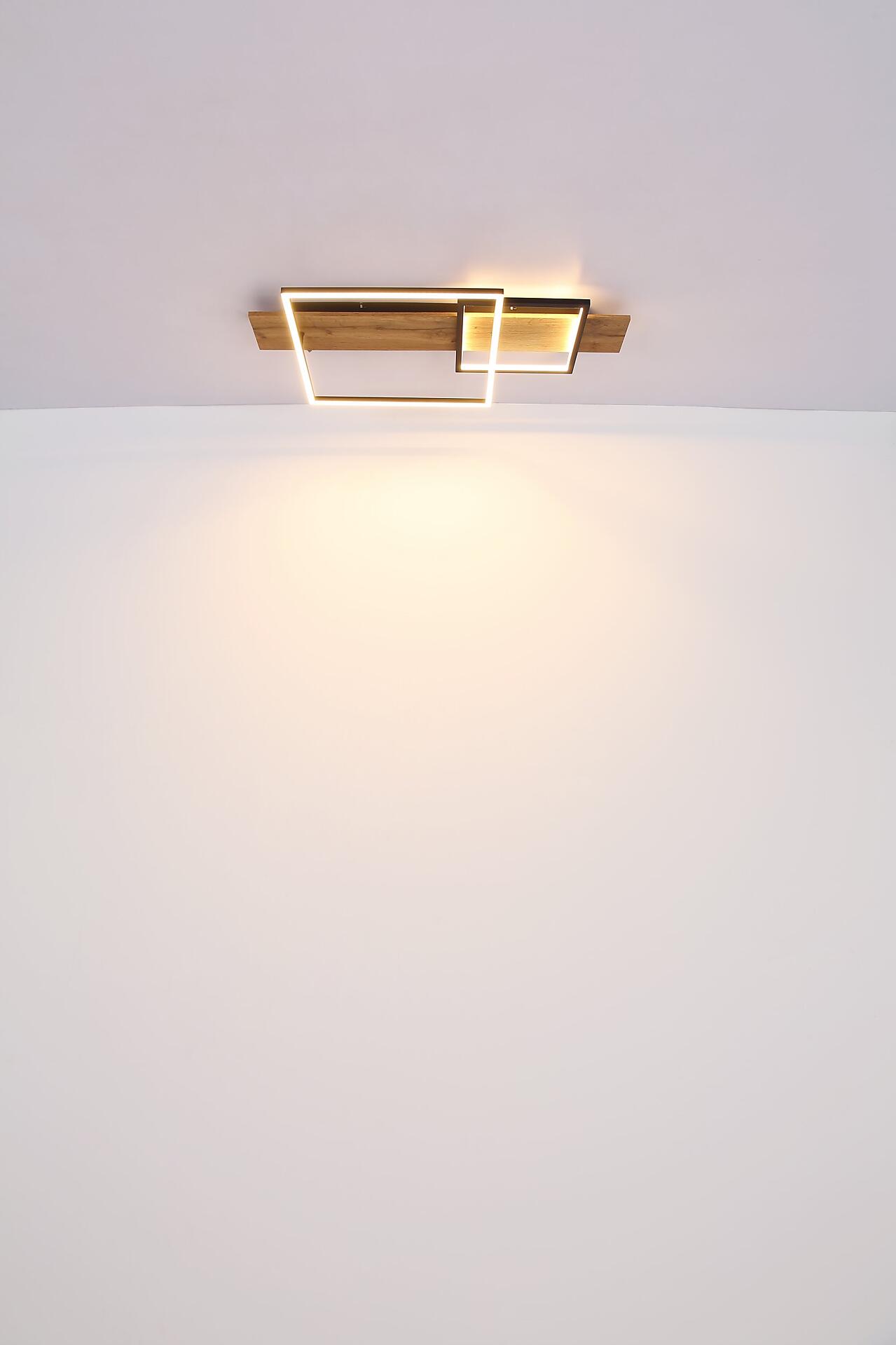 Deckenleuchte VANNIE I in halber Frontalansicht mit minimalistischem Design aus Holzrahmen und geometrischer Lichtstruktur aus zwei leuchtenden Rechtecken.