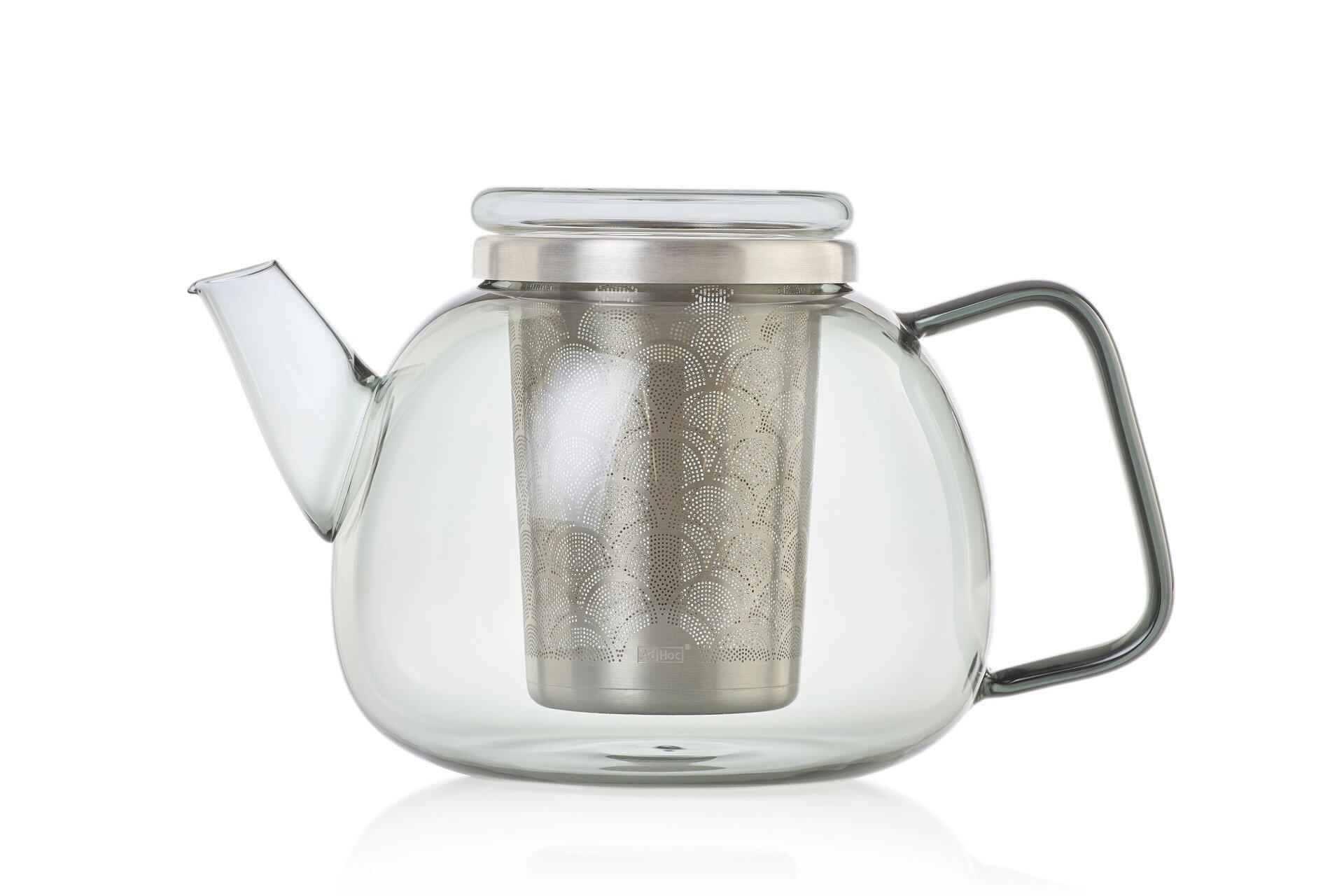 Teekanne Yuna aus Glas mit silberfarbener Basis, Henkel und Edelstahl-Teesieb im Detailansicht von der Seite.