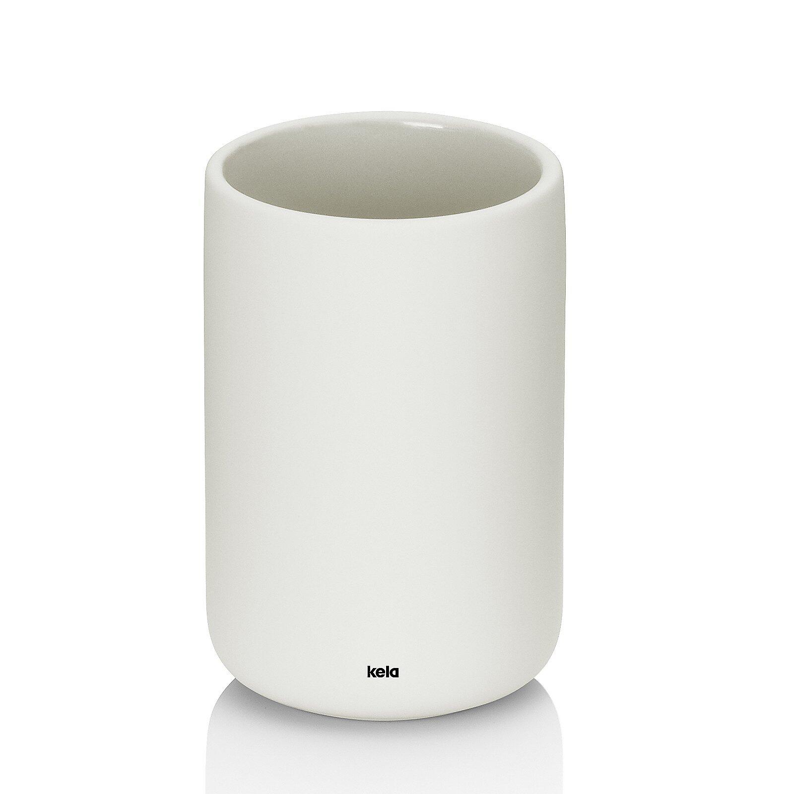 Weißer, zylindrischer Keramik-Blumentopf "Sana" mit mattem Finish und dem Markenlogo "kela" am unteren Rand.