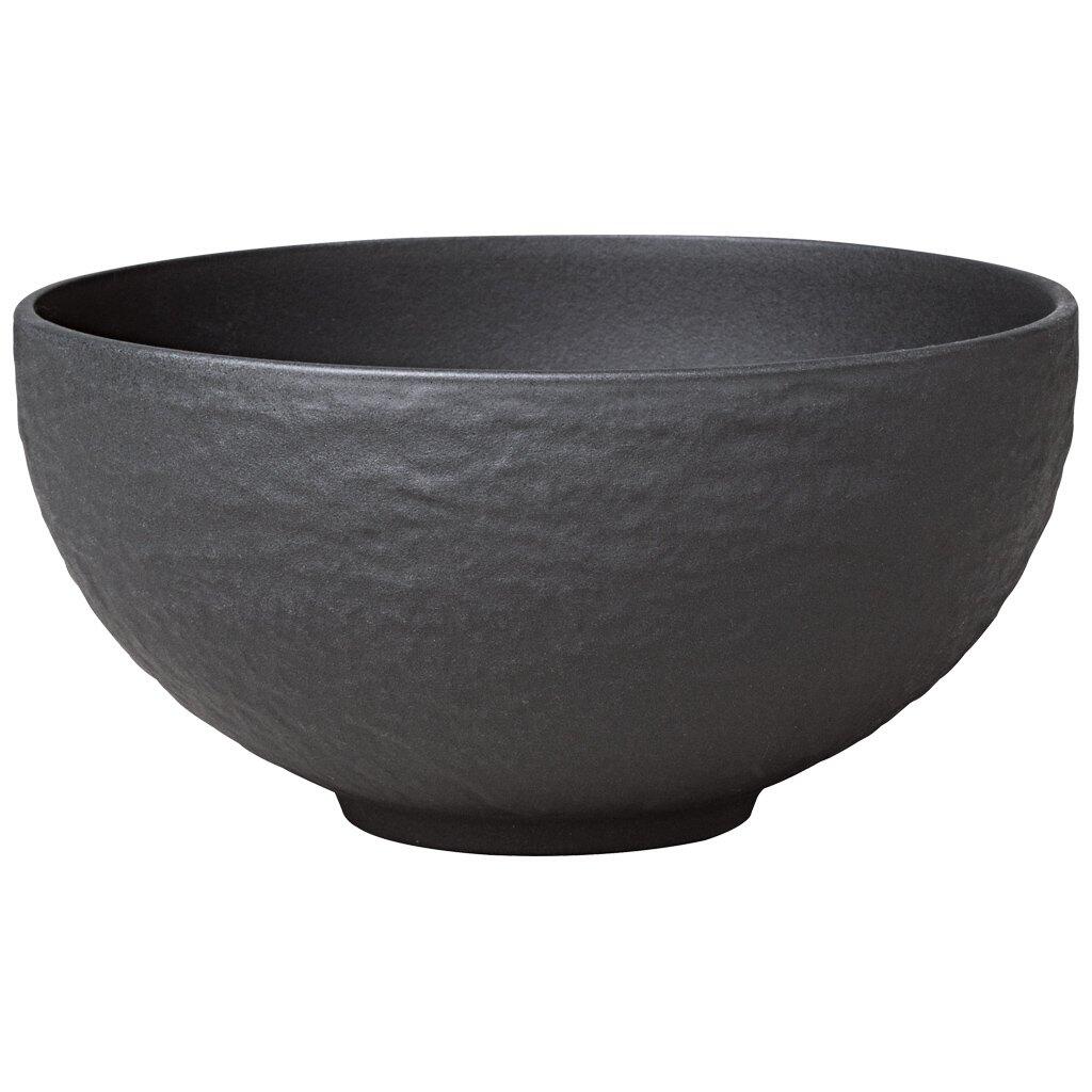 Schwarze Suppen-Bowl der Marke Villeroy & Boch mit gewölbter Innenfläche und strukturierter Oberfläche, aus der Vogelperspektive fotografiert.