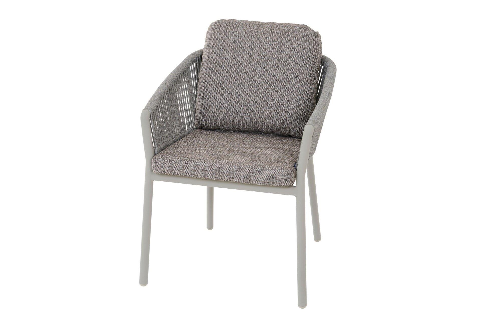 Stapelbarer Sessel Merano mit silbergrauem Metallgestell, geflochtenem Bezug und grauem Kissen, dargestellt aus einer Dreiperspektive.