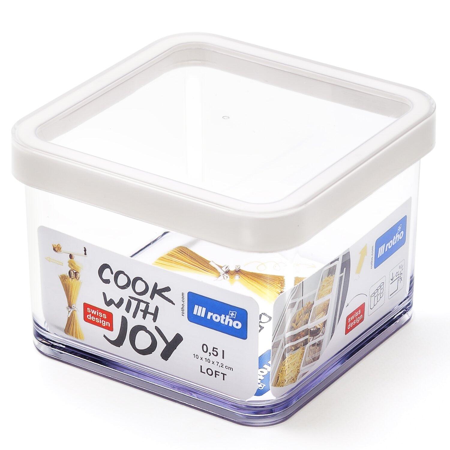 Rechteckiger Rotho Loft Behälter aus transparentem Kunststoff mit Deckel und "COOK WITH JOY" Etikett, gefüllt mit Brot und Snacks, in leicht schräger Perspektive zur Darstellung der Form und Größe (0,5 l).