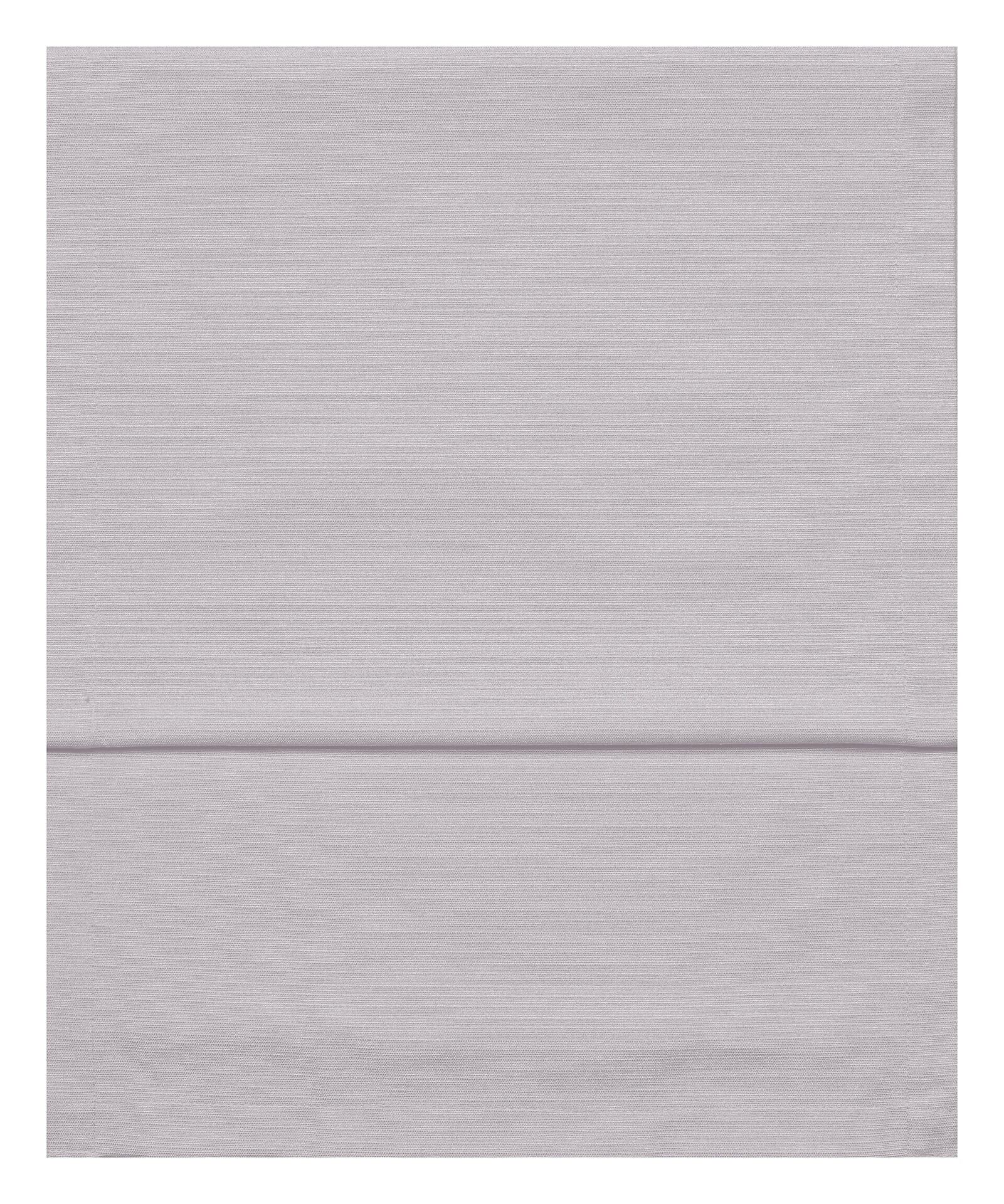 Heller, grauer Tischläufer Fino aus Polyester und Baumwolle mit deutlicher Mittelfalte, Vogelperspektive.