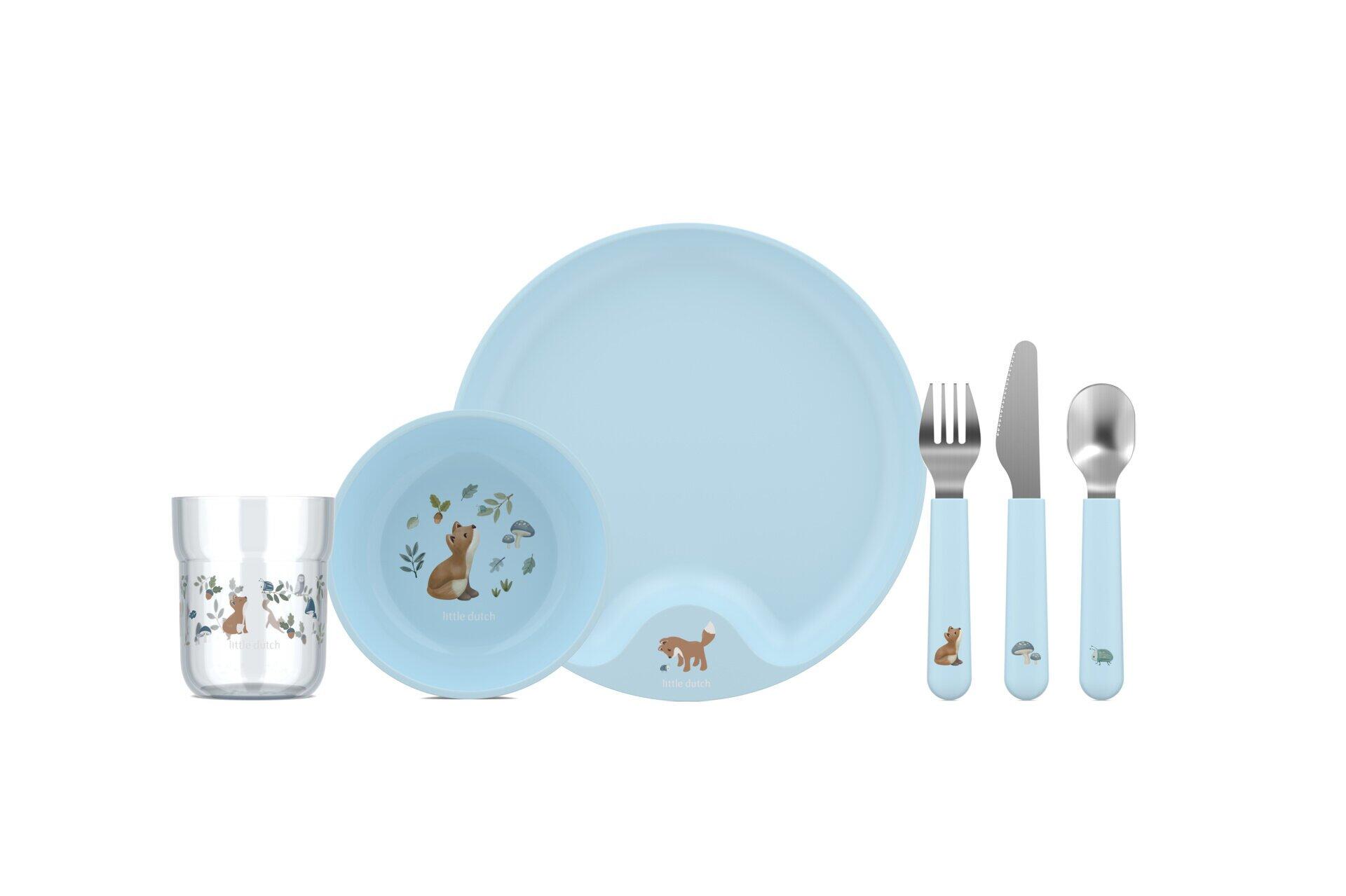 Nahaufnahme eines blauen Geschirrsets für Kinder mit Tiermotiven auf Teller, Schale und Kinderbesteck.
