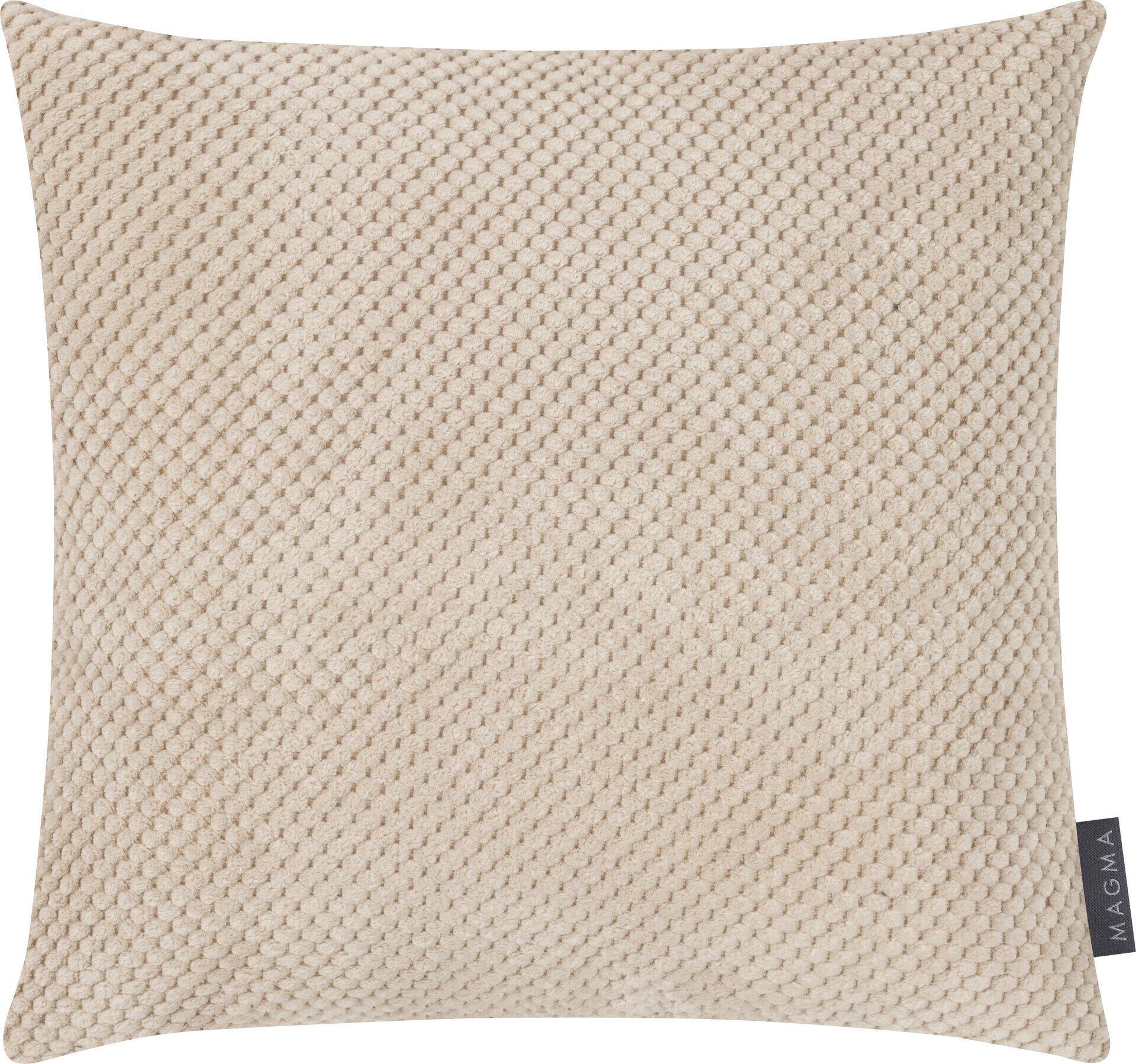 Quadratische Kissenhülle Comodo in Beige mit Wabenmuster und dezentem MAGMA-Etikett.
