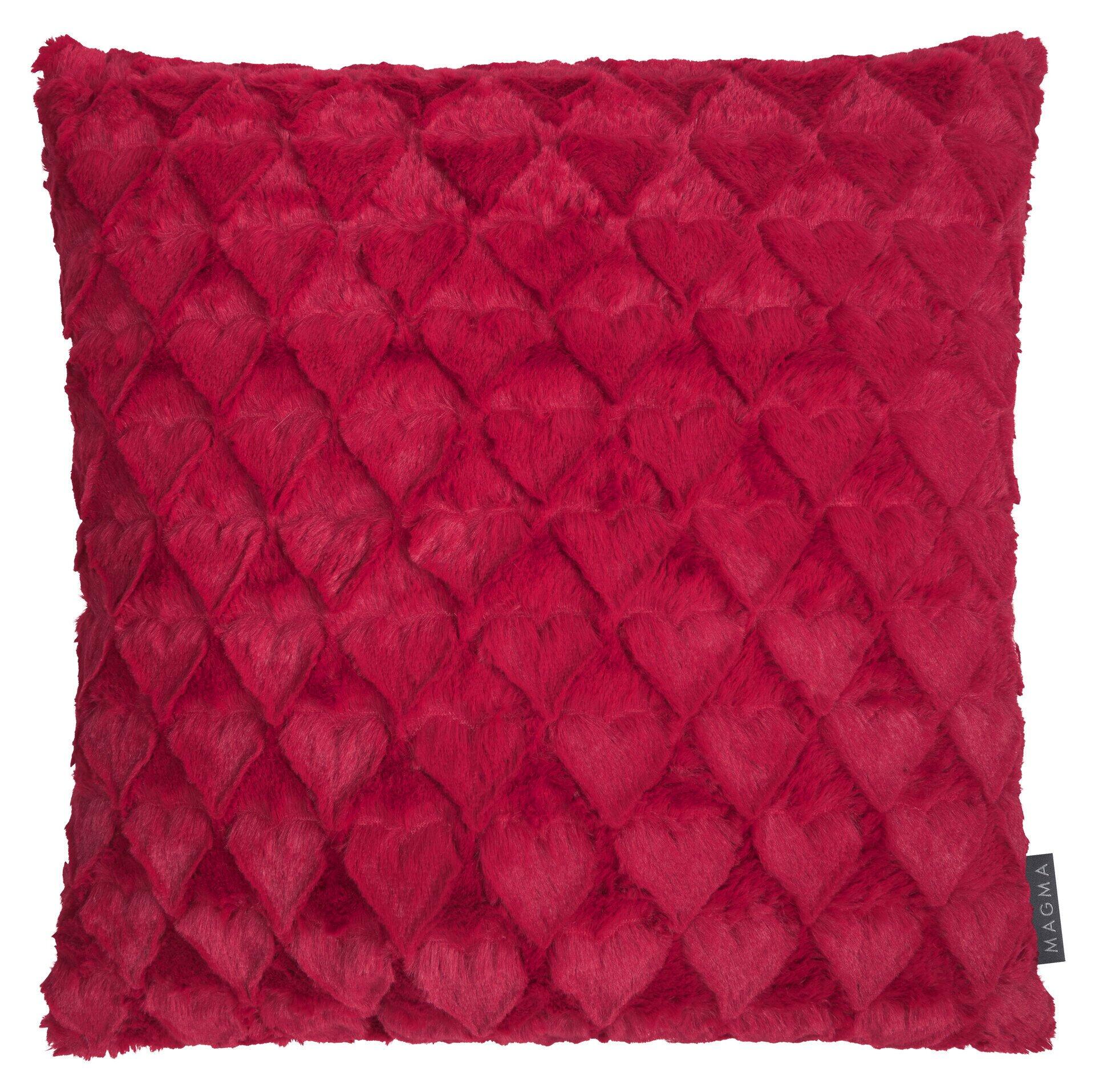 Quadratisches Kissen "Fluffy Hearts" mit flauschiger, pyramidenförmig strukturierter Oberfläche in Rot und einem dezenten "MAGMA"-Etikett.