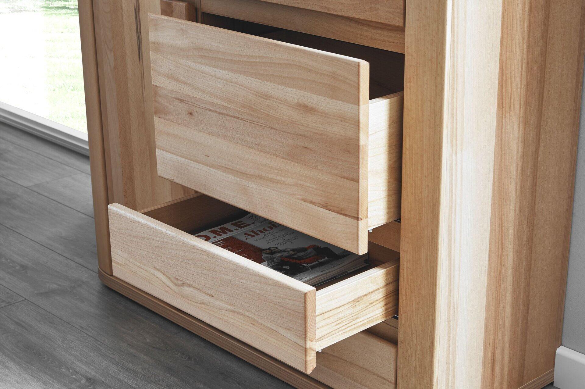 Geöffneter Schubladenbereich des Highboard Timos mit Zeitschriften und Magazine.