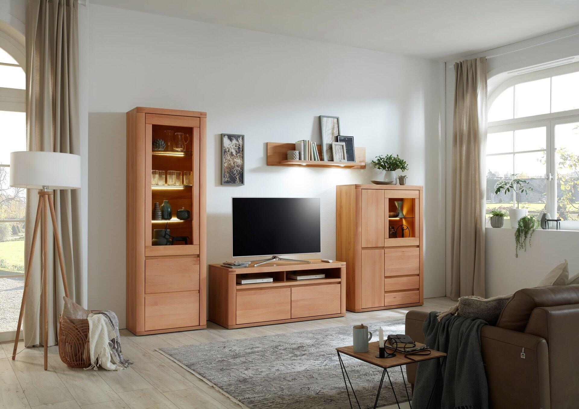 TV-/Wohnlösung Timos: Lowboard mit Schubladen und offener Ablagefläche sowie Highboard mit Glastüren und Regalböden im Wohnzimmer-Arrangement.