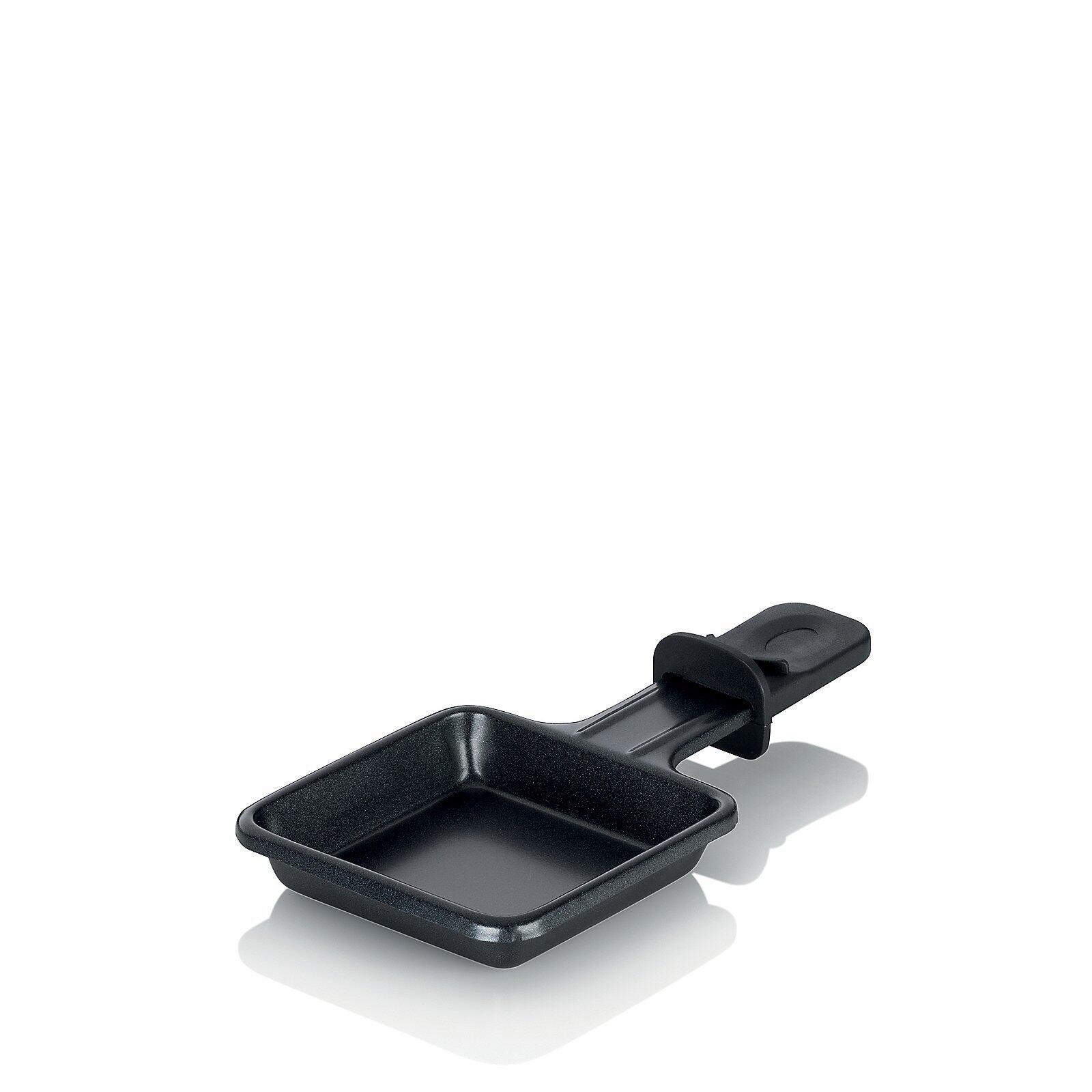 Raclette Juri: Schwarzer, quadratischer Mini-Grill mit strukturierter Oberfläche und ergonomisch geformtem Griff, dargestellt in einer Dreiviertelansicht.