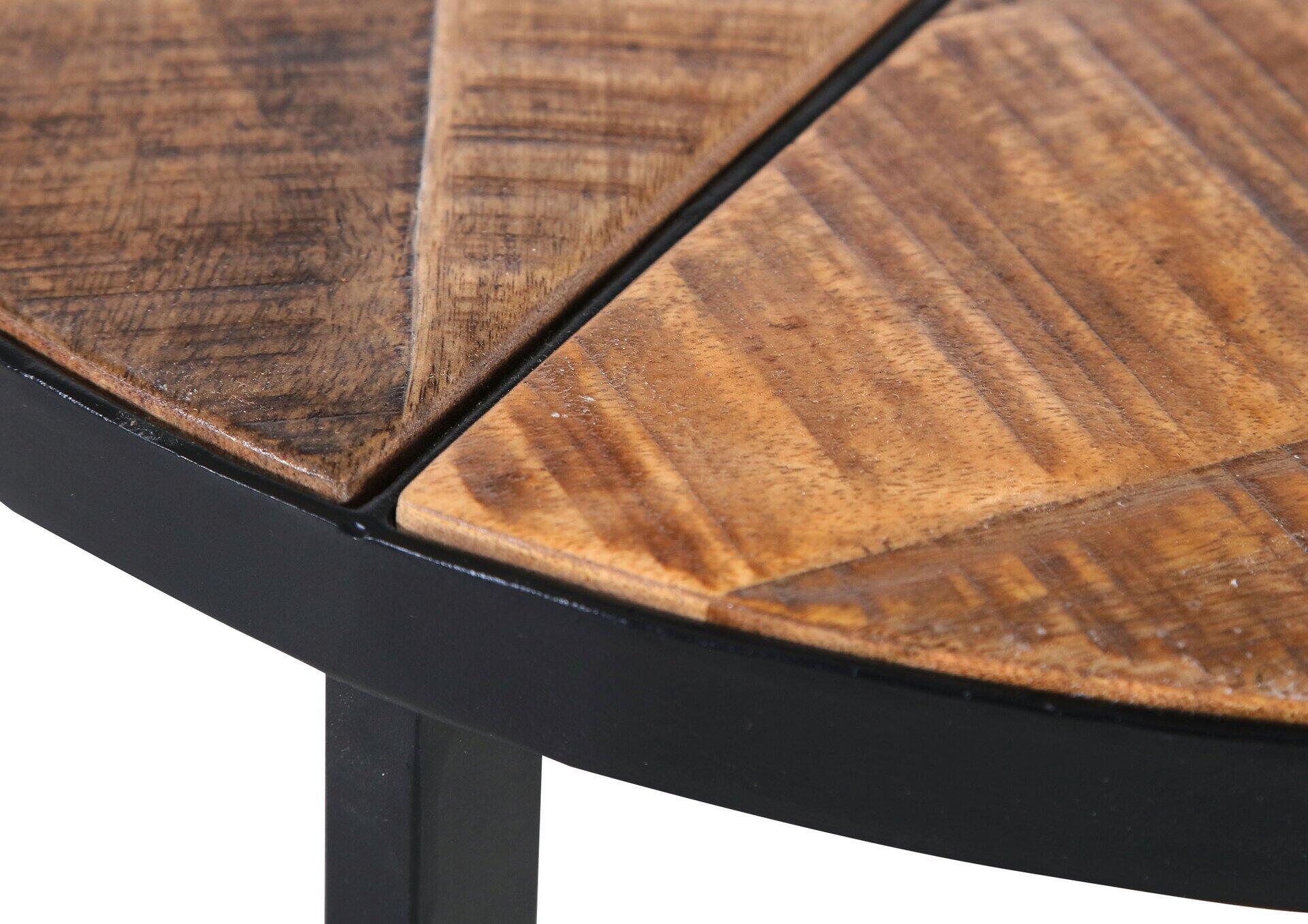 Beistelltisch mit runder Tischplatte aus gebeiztem und lackiertem Holz mit dekorativem Holzlamellenmuster und schwarzem Metallrand und -bein.