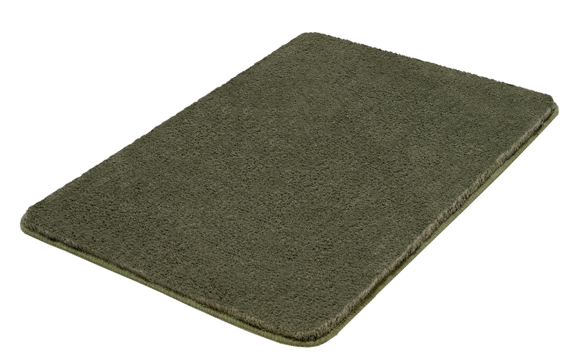 Badteppich Marco in olivgrün mit flauschiger Textur und dichter Faserstruktur, aus der Nähe in leicht schräger Perspektive aufgenommen.