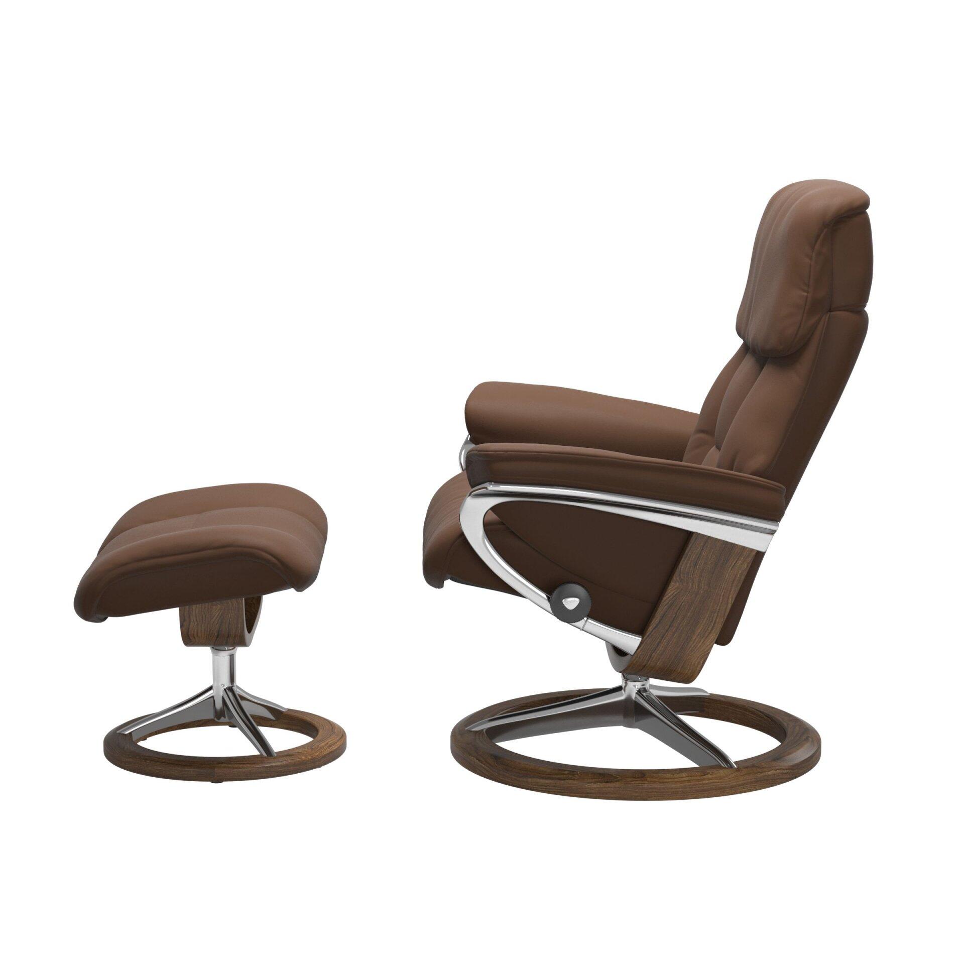 Relaxsessel Ruby mit Fußhocker in seitlicher Ansicht, zeigt die zurückgelegte Position und die ergonomische Form sowie den chromfarbenen Stahlrahmen und die Holzfußringe.