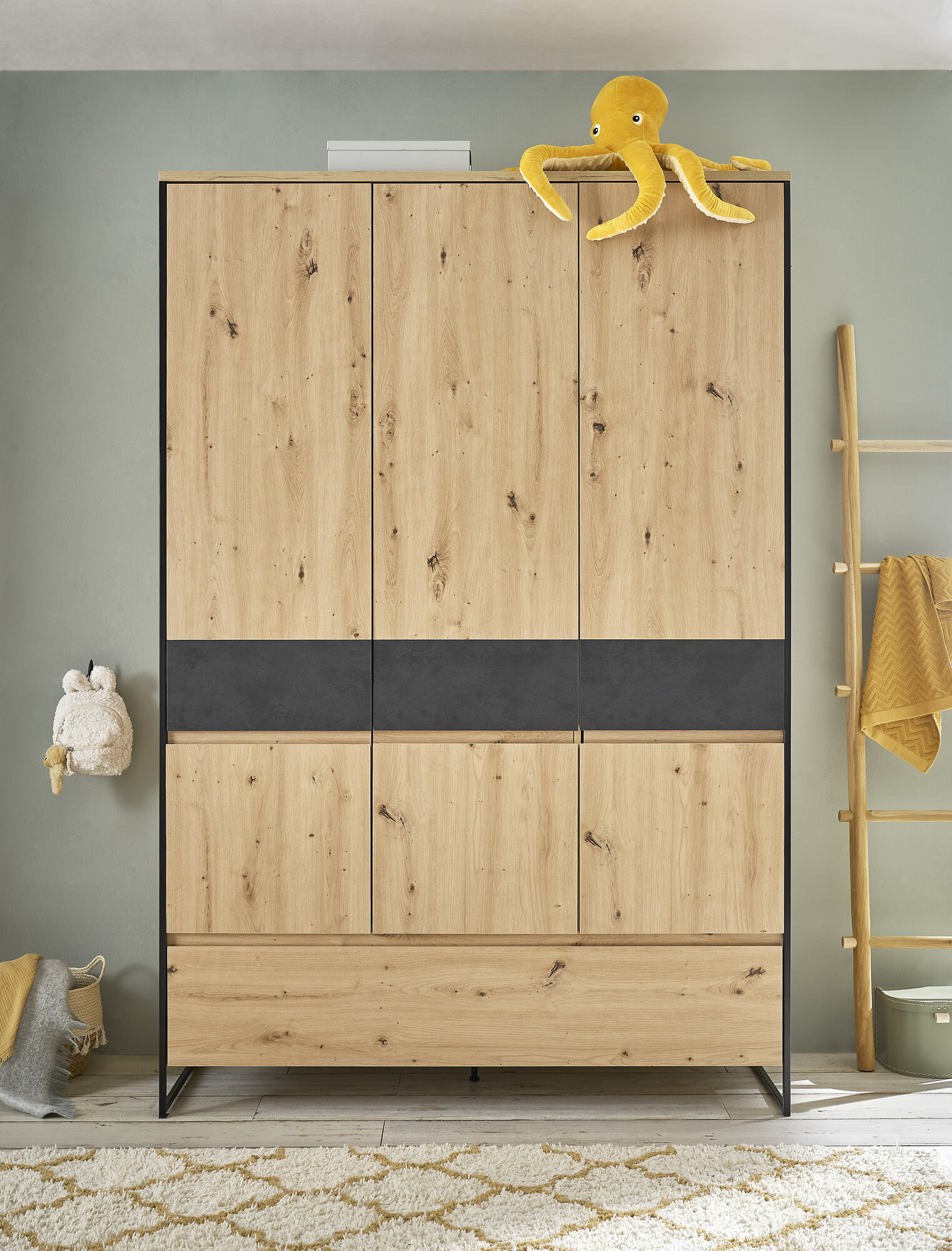 Kleiderschrank, Yunai