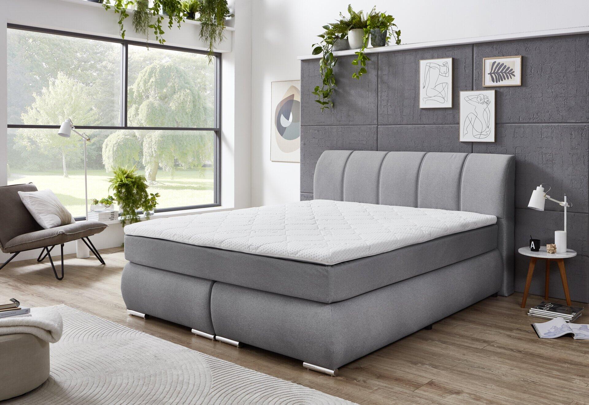 Boxspringbett Graz BX2630: Detailaufnahme der Matratze mit sechseckiger Struktur und atmungsaktivem Bezug, gehalten von einer Hand.