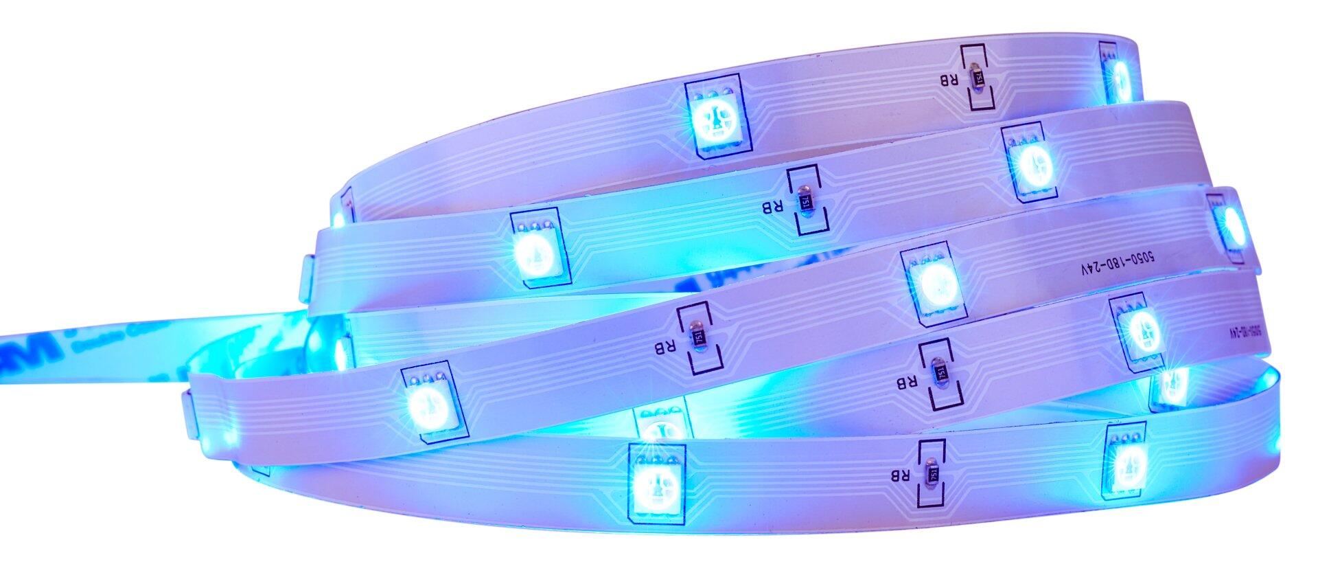 Nahaufnahme eines weißen LED-Leuchtstreifens "BRILO" mit blau-lila leuchtenden LEDs und "RB"-Aufklebern, verbunden mit einem Stecker.