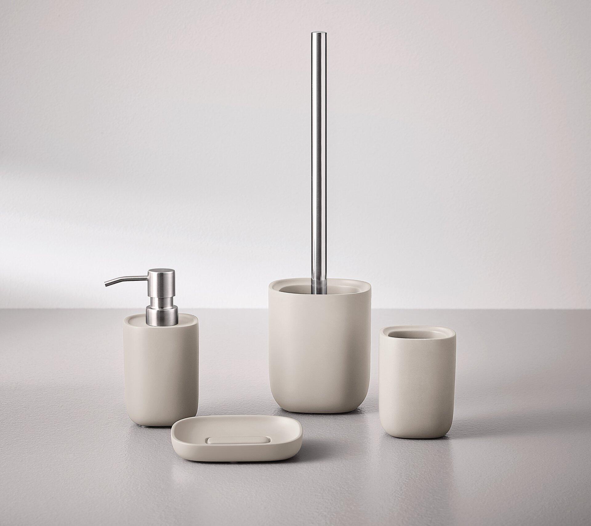 WC-Bürsten-Halter Alita, Teil eines stilvollen Badaccessoire-Sets mit Seifenspender, Bechern und Ablageschälchen, dargestellt aus leicht erhöhter Perspektive und 45-Grad-Winkel.