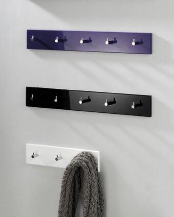 Drei Garderobenleisten in violett, schwarz und weiß mit verchromten Haken, die schräg und frontal zur Kamera präsentiert werden und eine Kleidungsstücke aufhängende Funktion demonstrieren.