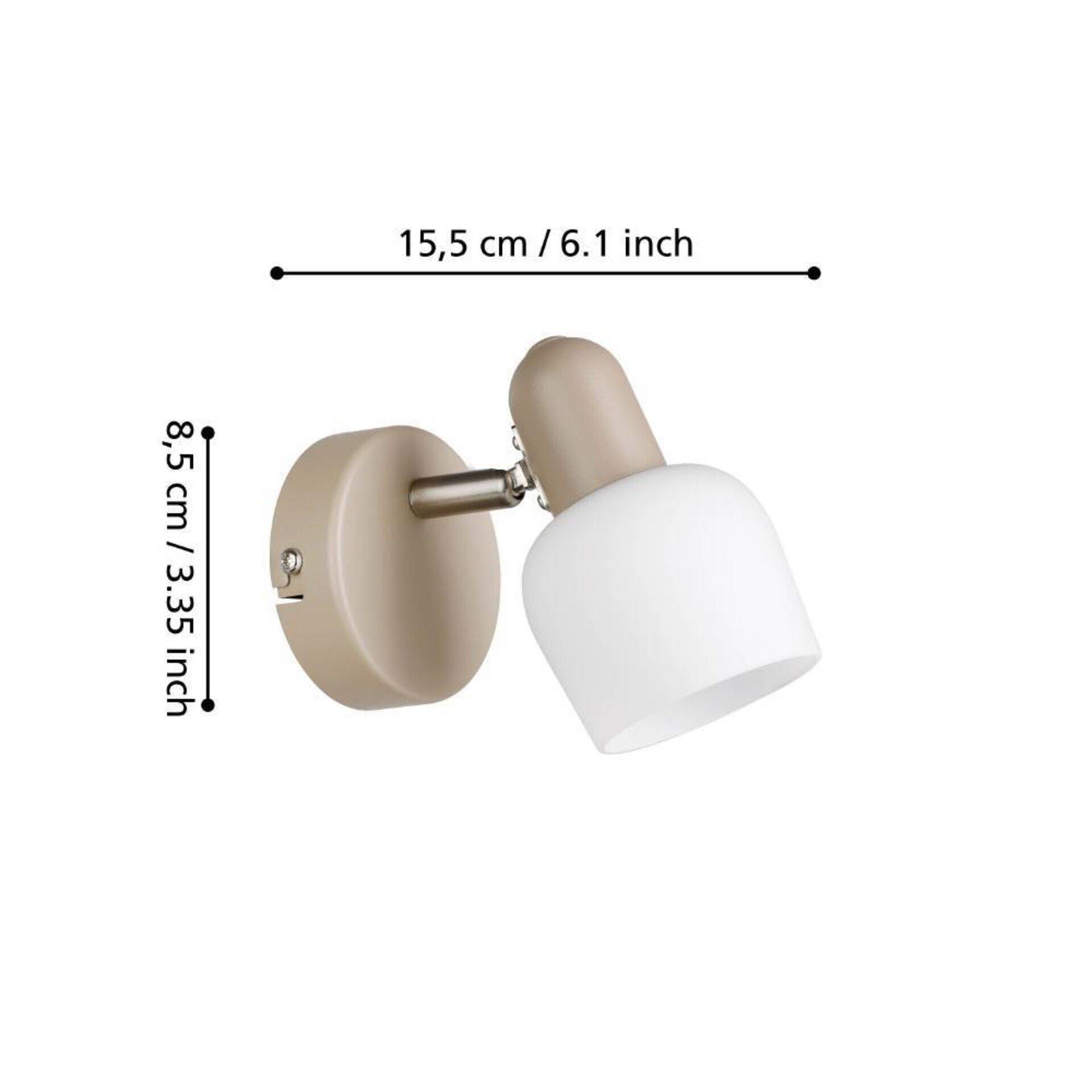 Wandleuchte Corato mit kugelförmigem, beige farbenem Lampenkopf, schwenkbarem Arm und silberfarbener Wandhalterung zur flexiblen Lichtausrichtung.