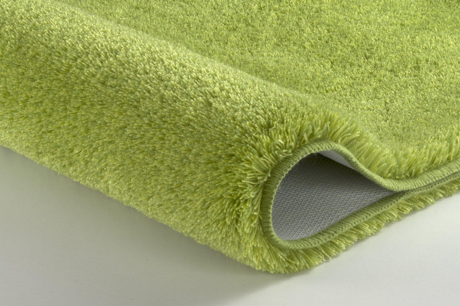 Relax Badteppich in leuchtendem Limettengrün mit flauschiger Textur und rutschfester Unterlage.