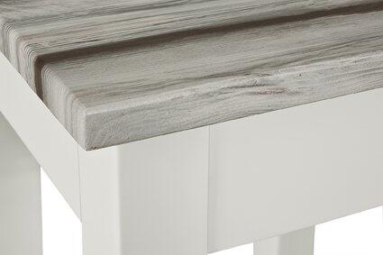 Beistelltisch 51144 mit Ablage in Dekor Maritimo, Detailaufnahme der Tischplatte mit abgerundeter Kante und sichtbarer Holzmaserung.