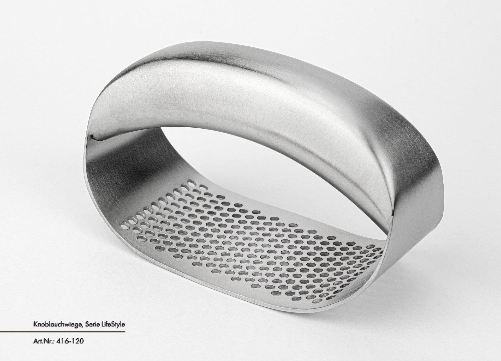 Edelstahl Knoblauchpresse der Lifestyle-Serie mit ovaler Form und ergonomischem Griff, die zahlreiche kleine Löcher zur einfachen Knoblauchauspressung aufweist.