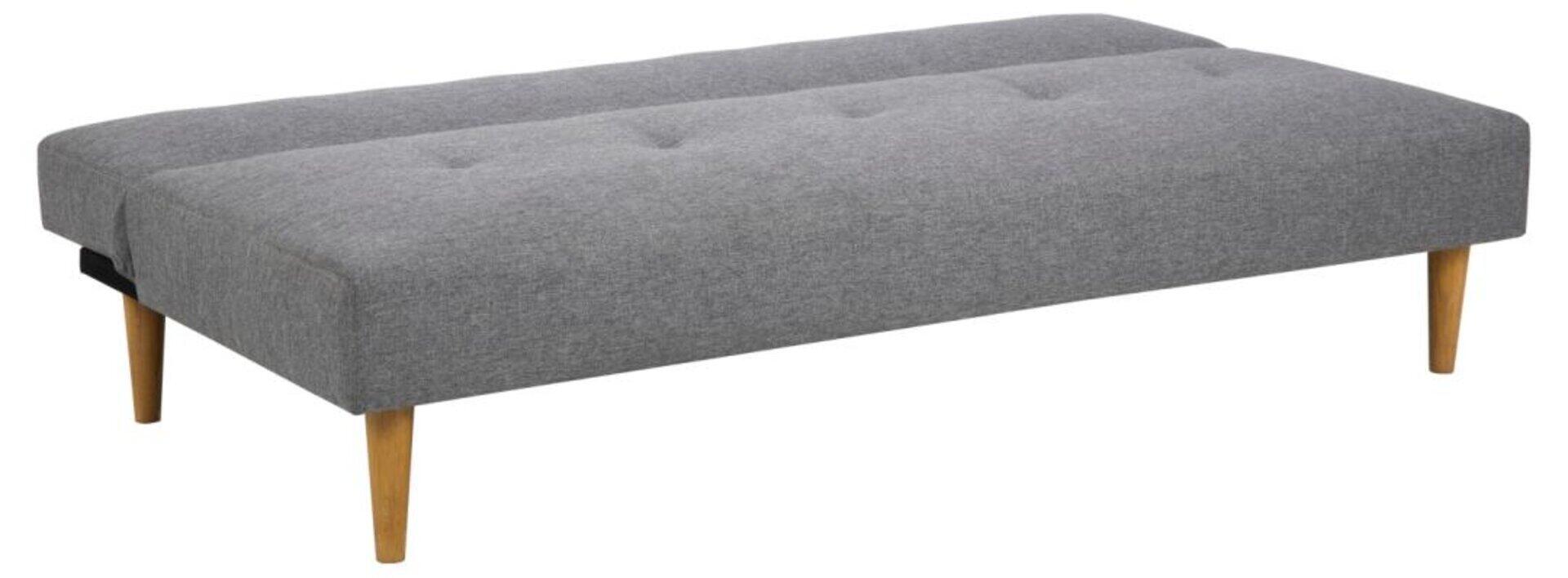 Bettcouch Lucca, grau, aufgeklappt mit Ziernähten und Holzfüßen, die leicht nach außen abstehen.