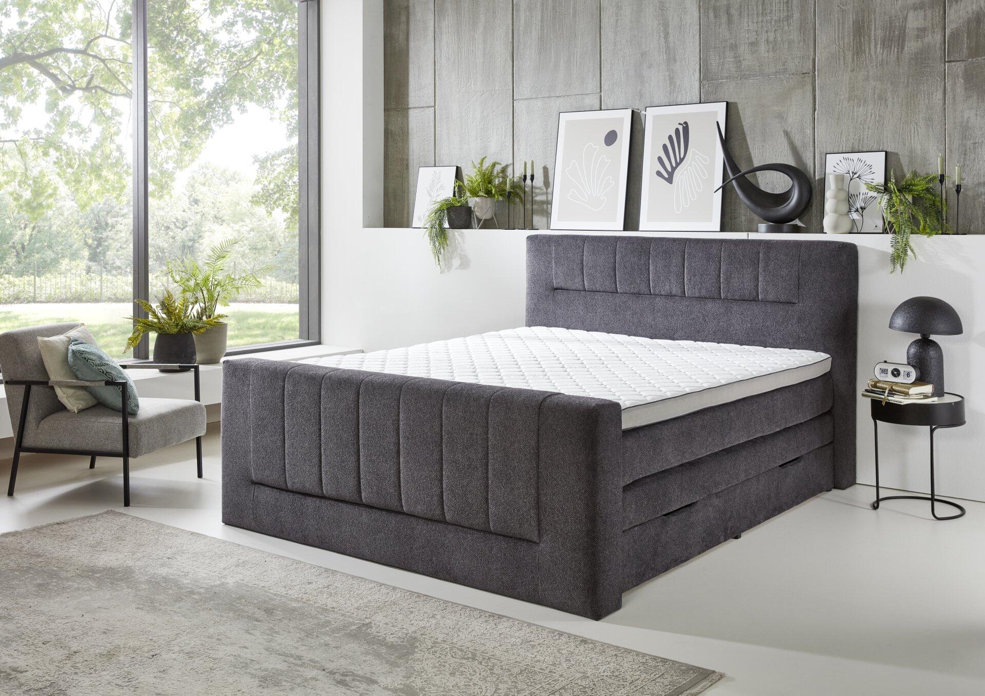 Boxspringbett Kenosha BX2450 mit grauem Kissenkopfteil und integrierten Schubladen für Stauraum.