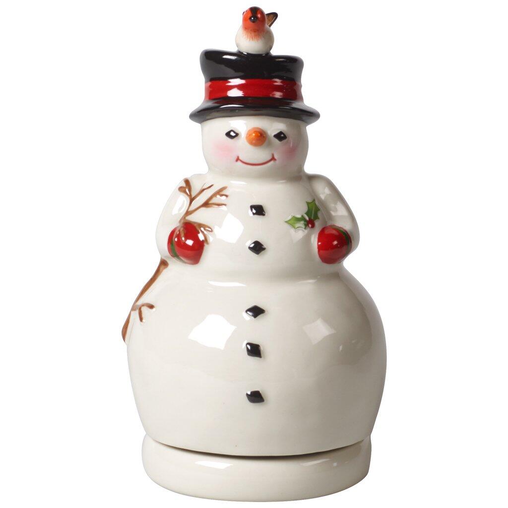 Schneemann Nostalgic Melody von Villeroy & Boch: Handbemalte Keramikfigur mit Zylinder, roter Krempe und Vogel, detailliert mit Ästen, Krawatte und Accessoires in Dreiviertelperspektive.