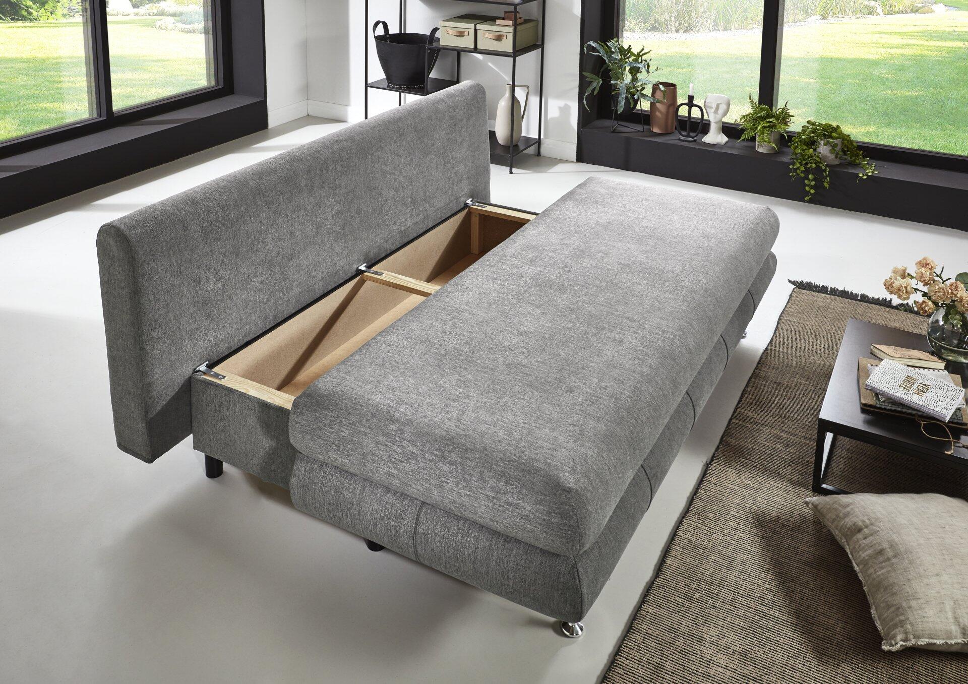 Geöffnetes Schlafsofa Benfeld SO140 mit sichtbarer Aufklappfunktion und Stauraumfach unter der Sitzfläche.