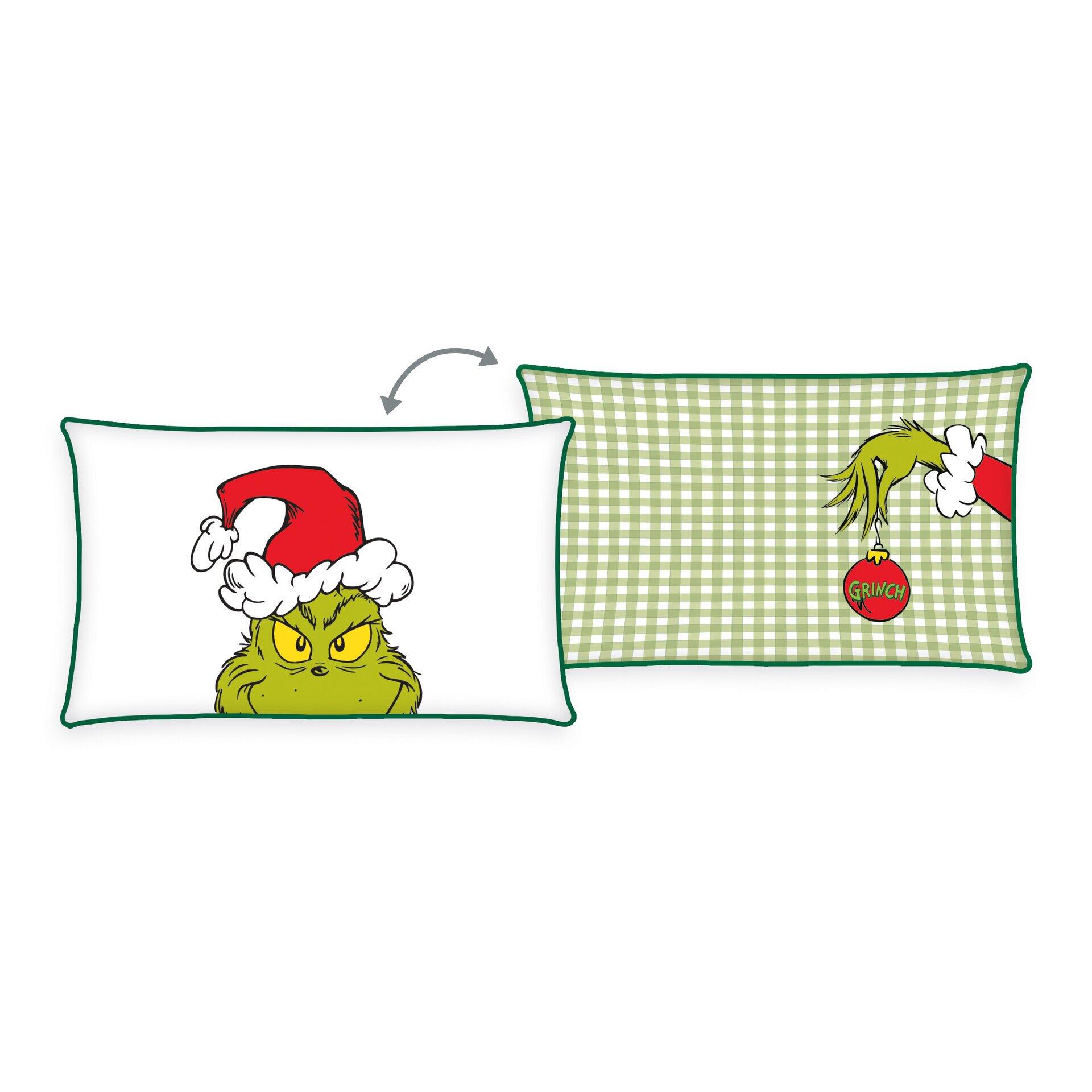 Kissen, Grinch: Produktansicht des rechteckigen, flauschigen Kissens mit Grinch-Motiv, Karomuster auf der Rückseite und Detail eines Arms mit roter Kugel.