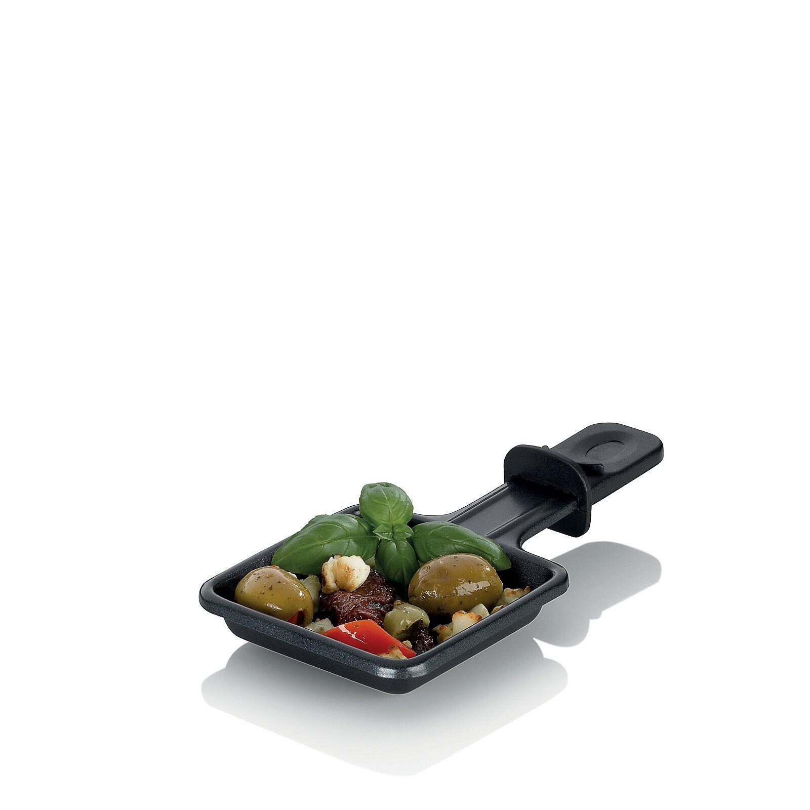 Raclette Juri Serviergabel mit rechteckigem Löffel, gefüllt mit Oliven, Paprika und Basilikum, auf weißem Hintergrund.