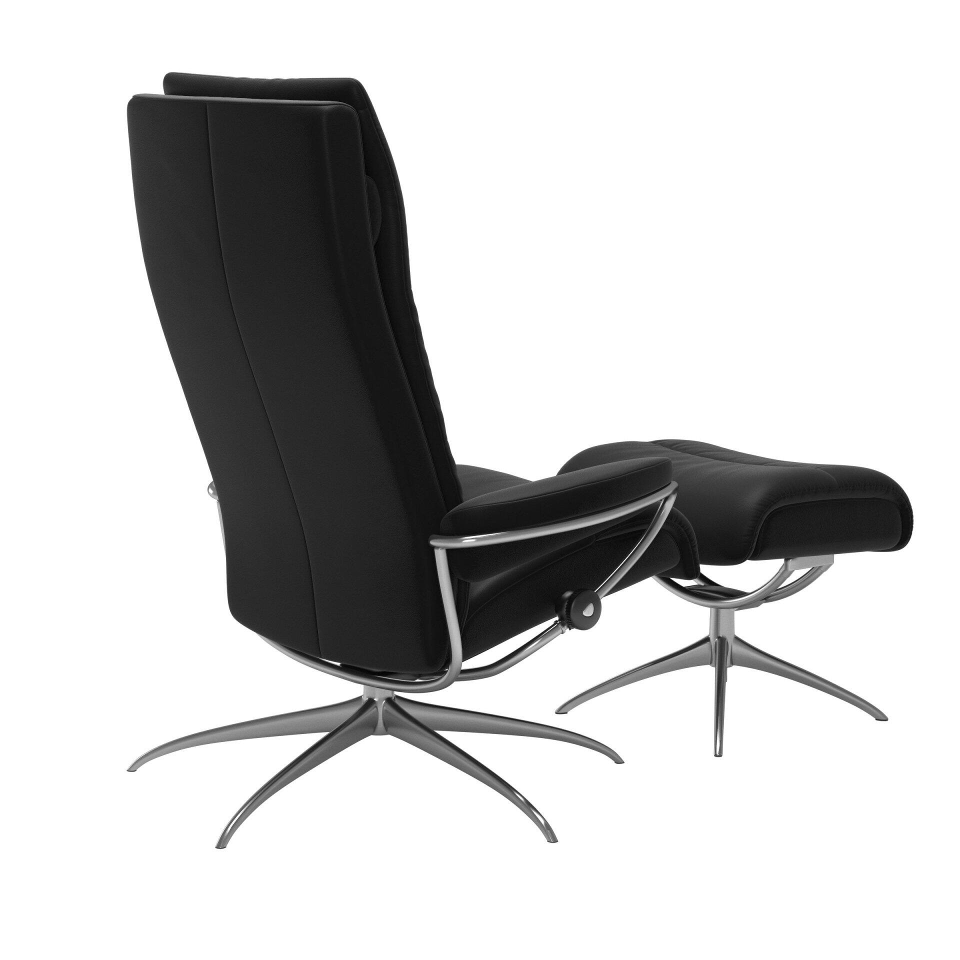 Relaxsessel Tokyo in Schwarz mit chromfarbenem Starbase-40 Fußgestell und Fußhocker, Seitenansicht mit Detailaufnahme der Sternform des Gestells und der verstellbaren Klinke.