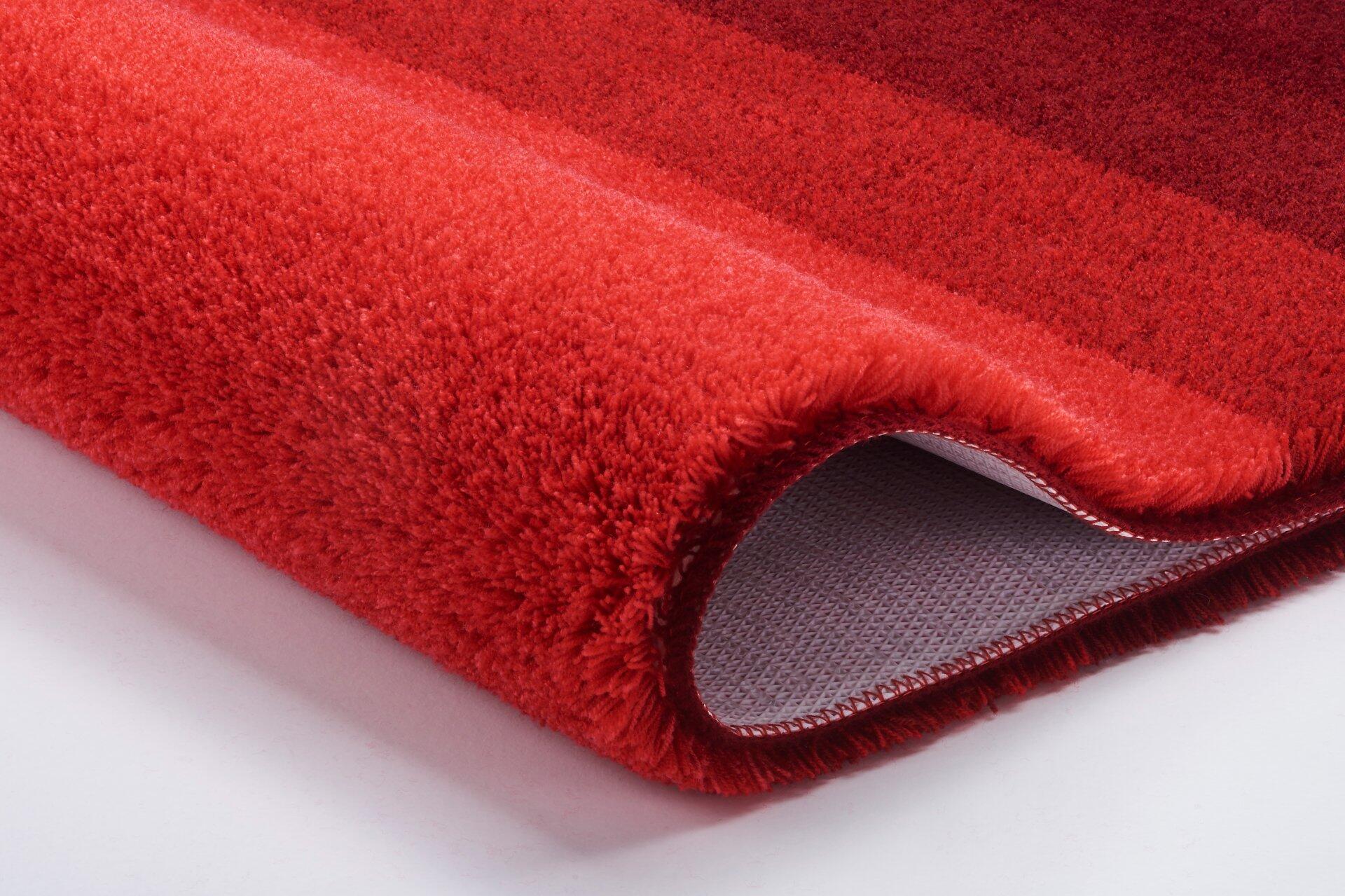 Weinroter WC-Vorleger Palace aus Polyester mit dichter Struktur und wabenförmiger Unterseite.