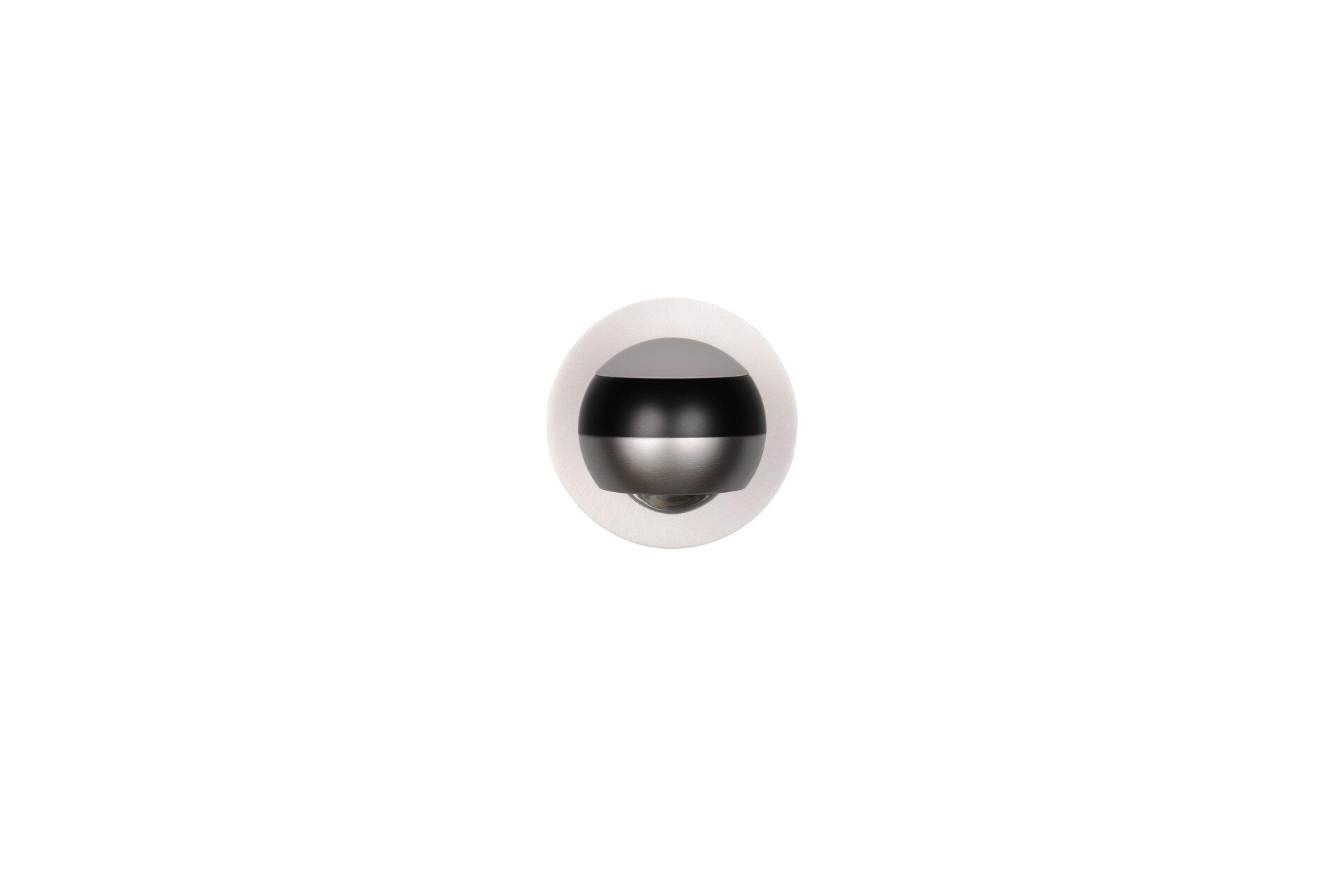 Nahaufnahme des runden, weißen Griffs der Wandleuchte Orbit, aus glänzendem Chrom oder Edelstahl.