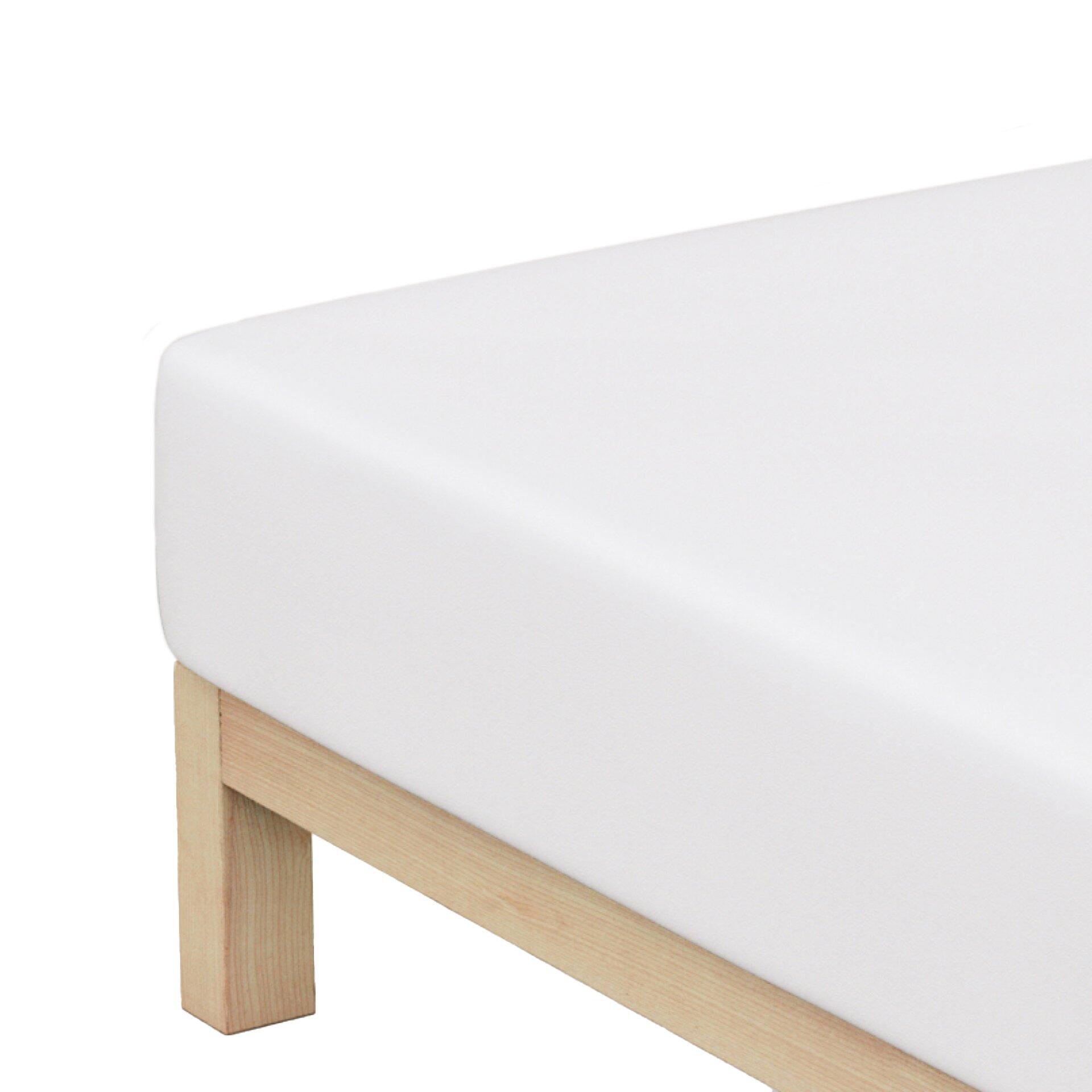 Nahaufnahme des weiß gestreiften Mako-Jersey Spannbetttuchs auf einem rechteckigen, abgerundeten Kopfteil aus Polsterstoff, integriert in ein schlichtes, helles Holz Bettgestell.