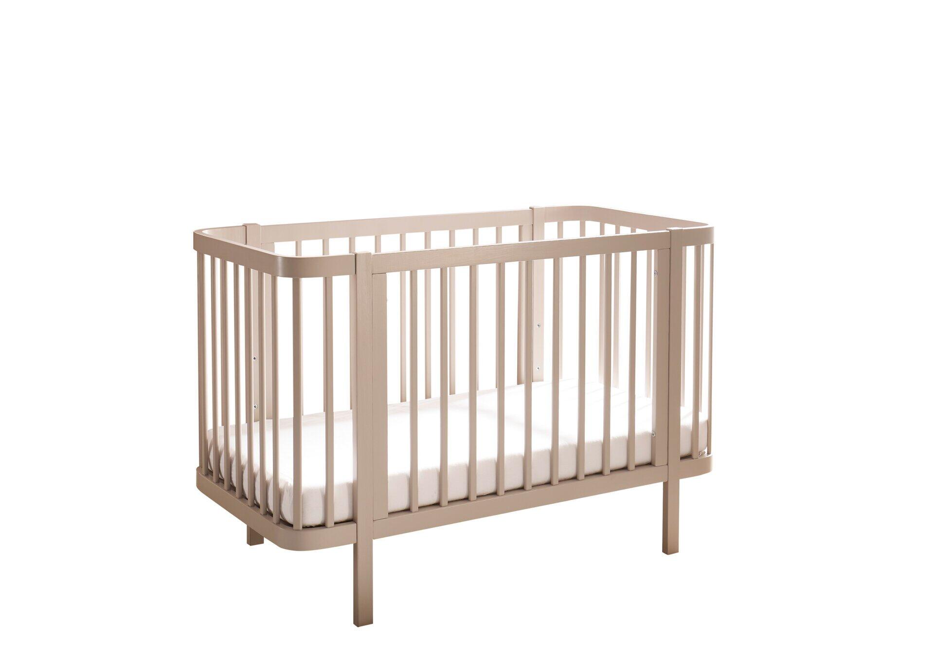 Babybett Peppini mit Umbauseite, dargestellt in einer Frontalperspektive mit sichtbarer Rahmenkonstruktion und vertikalen Holleisten.