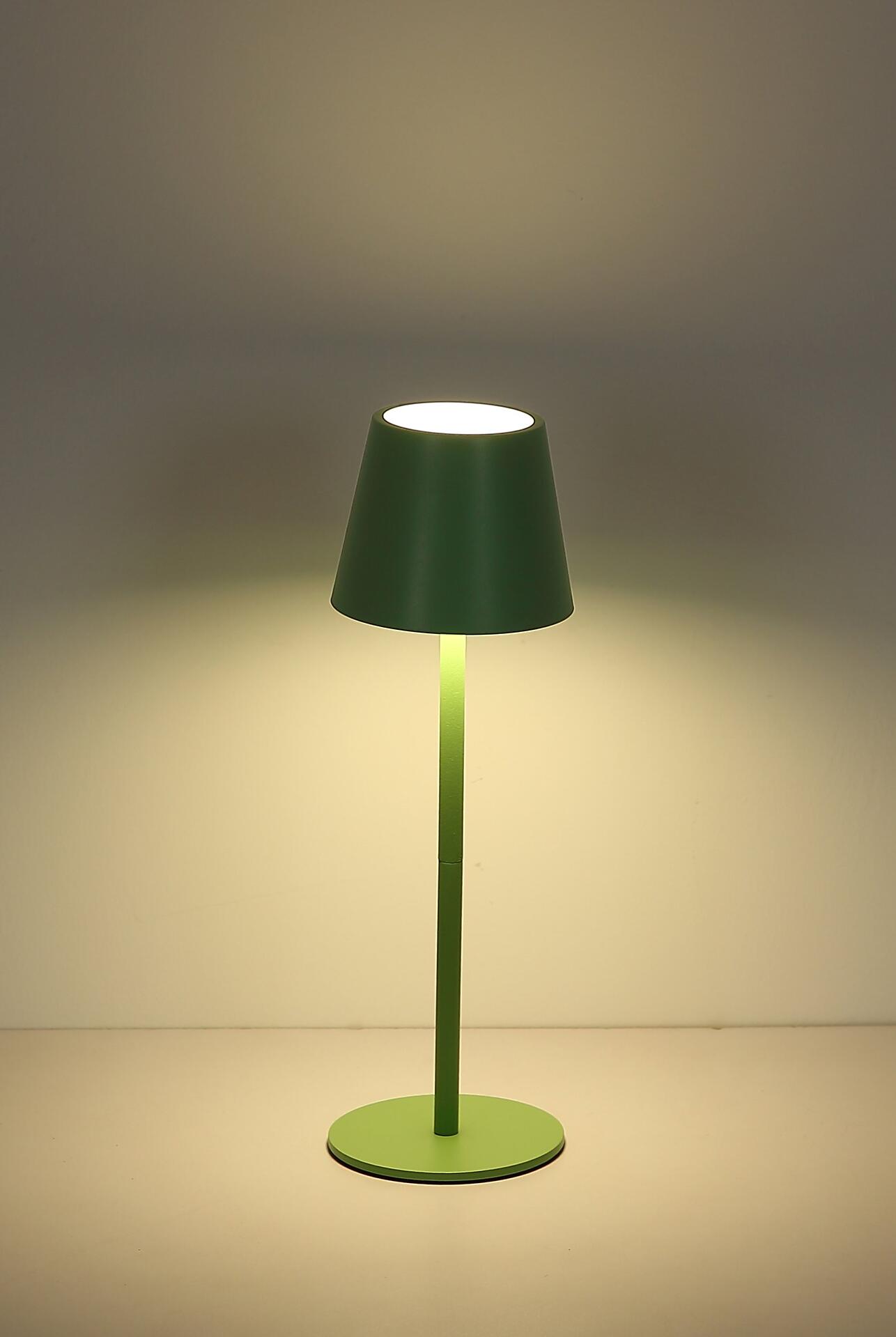 Grüne Tischleuchte VANNIE I mit konischem Lampenschirm und Touchdimmer, die frontal dargestellt ist und warmes, indirektes Licht abstrahlt.