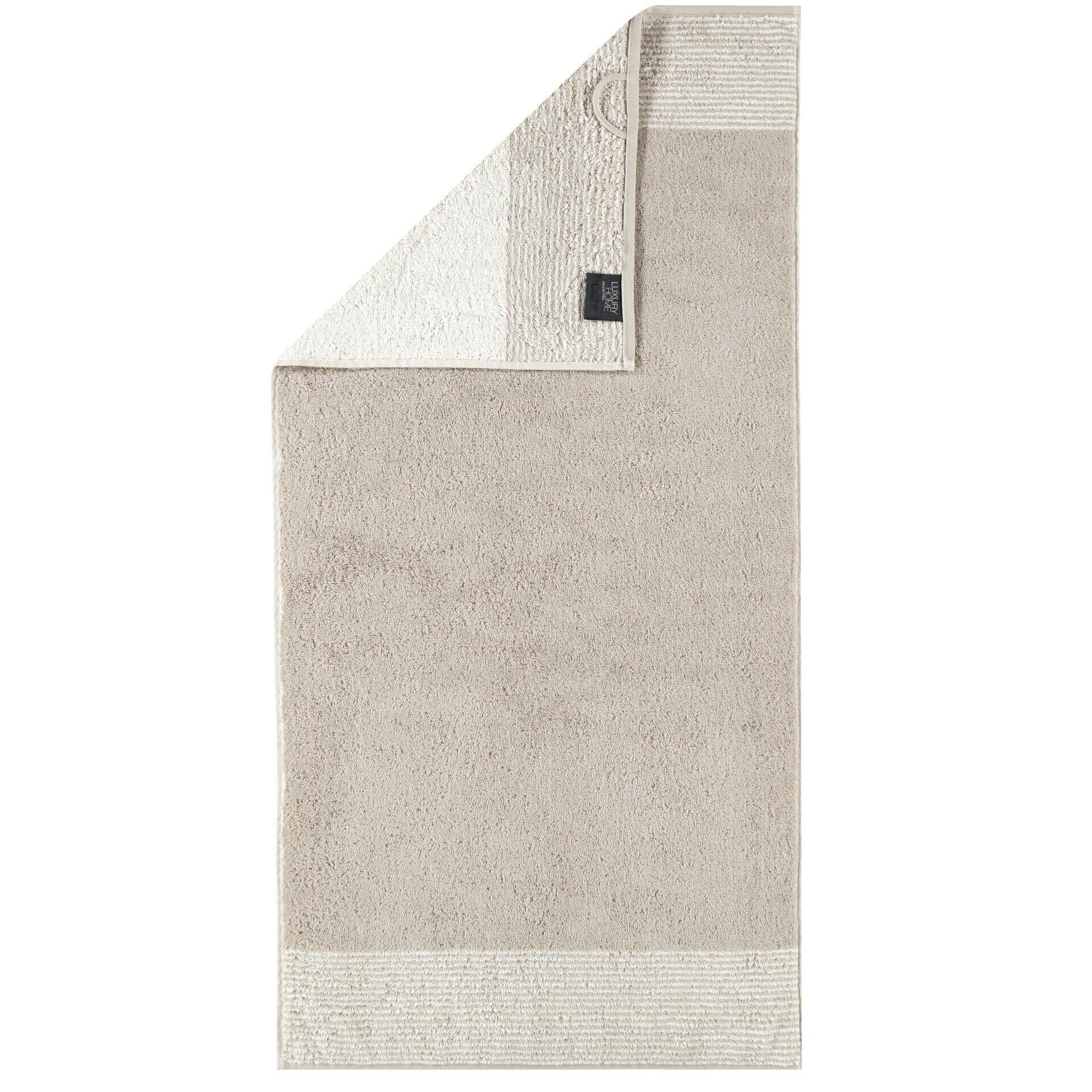 Handtuch Two-Tone von CAWÖ: hellgraues Baumwollhandtuch in Frontalperspektive mit dichter Textur auf der Vorderseite und feinerer Struktur auf der Rückseite, erkennbar durch die unterschiedlichen Oberflächen.