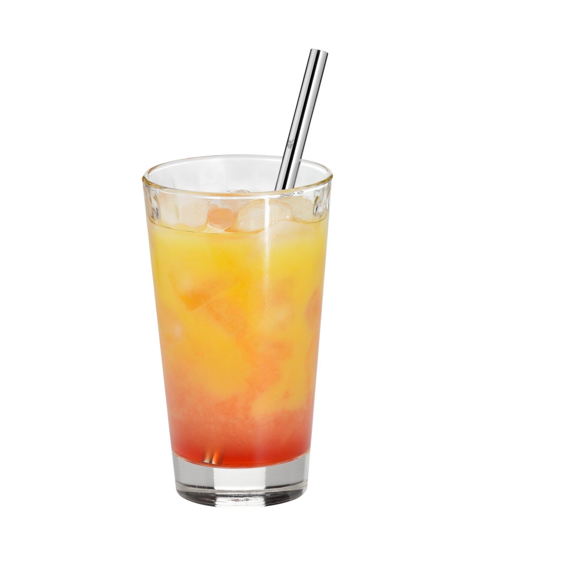 Glas mit schichtweise orange- und rotem Saft sowie Eiswürfeln und Trinkhalm.