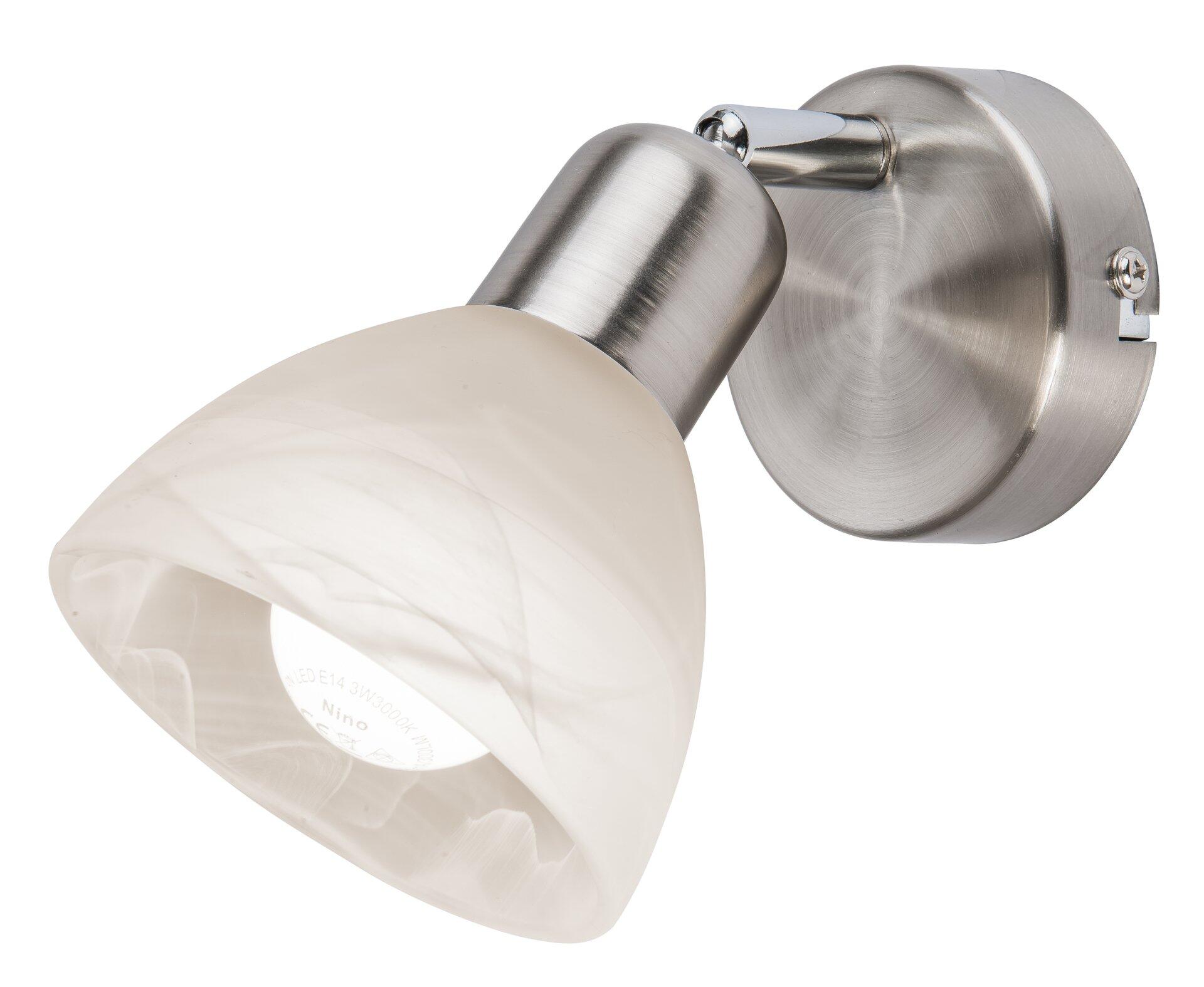 Moderne Wandleuchte DAYTONA mit silberfarbenem, bogenförmigem Korpus und opaler Glaskugel, die sanftes Licht abstrahlt.