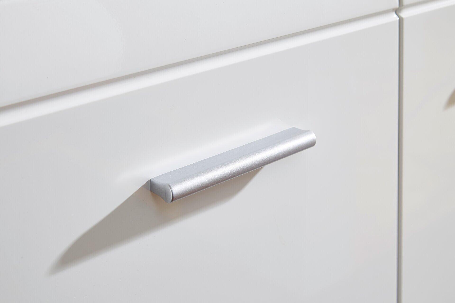 Detailaufnahme des silberfarbenen, horizontal angeordneten Steggriffs an der hochglänzenden Möbelfront des Sideboards Adana.
