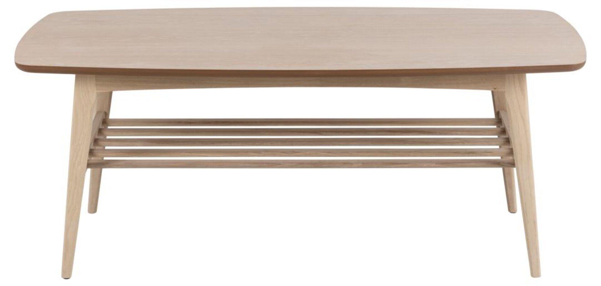 Couchtisch Woodstock mit rechteckiger Tablettplatte, hellem Holzrahmen, offener Ablagefläche mit horizontalen Holzbalken und schlanken, konisch zulaufenden Beinen, aus Frontalperspektive.