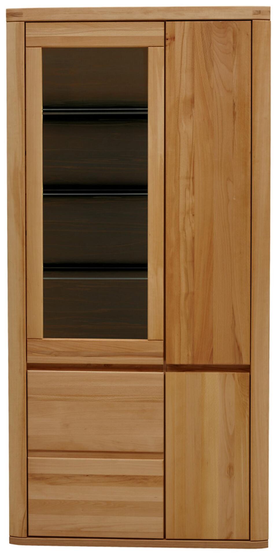 Vitrine Timos mit Glastür links, drei Holztüren und eingelassenen Griffleisten an den Schubladen, Blick auf die Regalböden hinter der Glastür und die dunkel abgesetzte Rückwand.