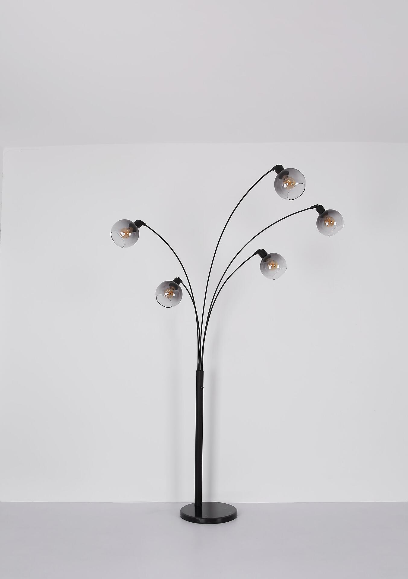 Hängeleuchte DALTON mit schwarzem Fuß, schlankem Stiel und fünf gebogenen Armen, an denen jeweils eine transparente Glaskugel mit warm-gelbem LED-Licht befestigt ist.
