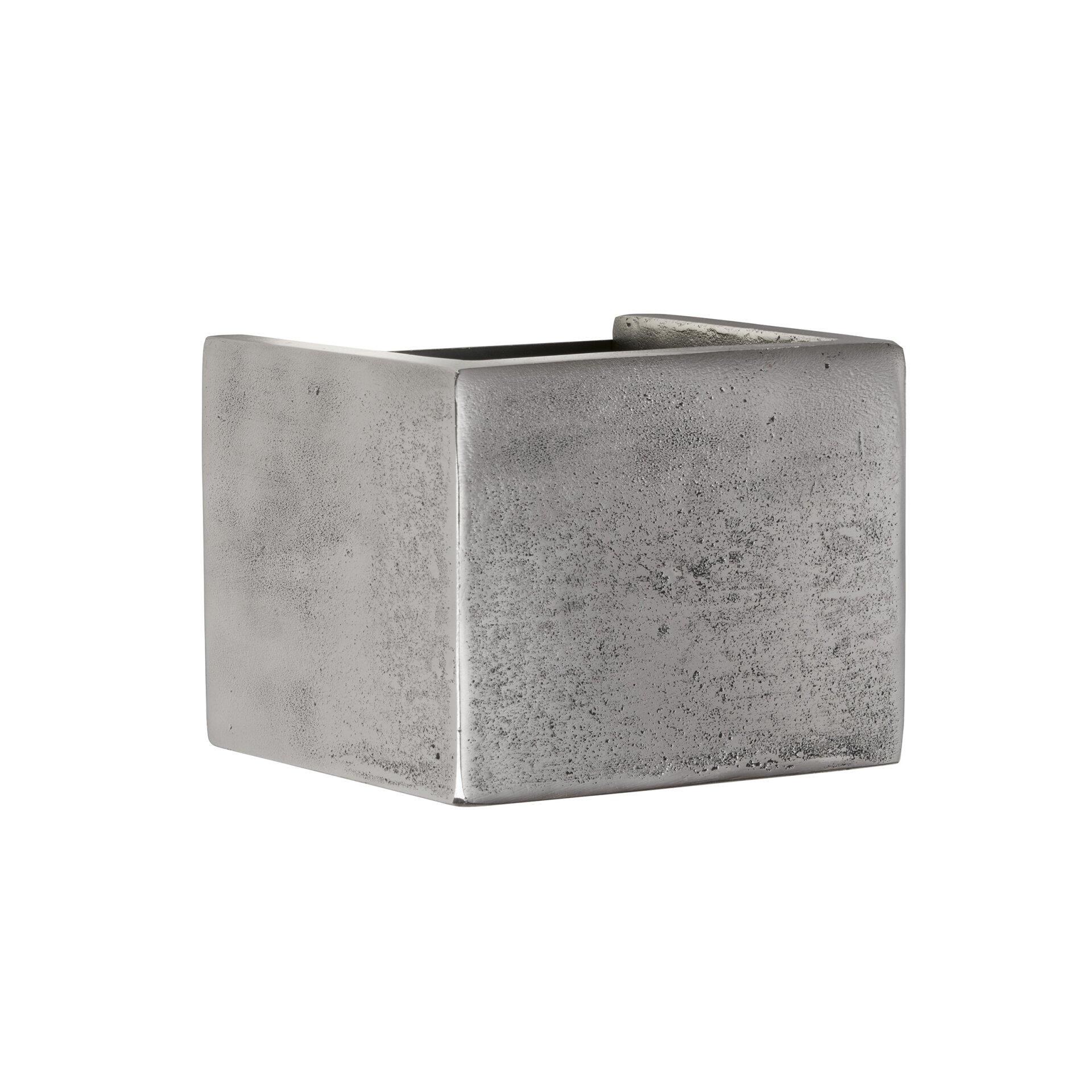 Wandleuchte Cog mit gebürsteter, nickelfarbener Metalloberfläche und leicht gebogener Auflagefläche für ein Tablett.