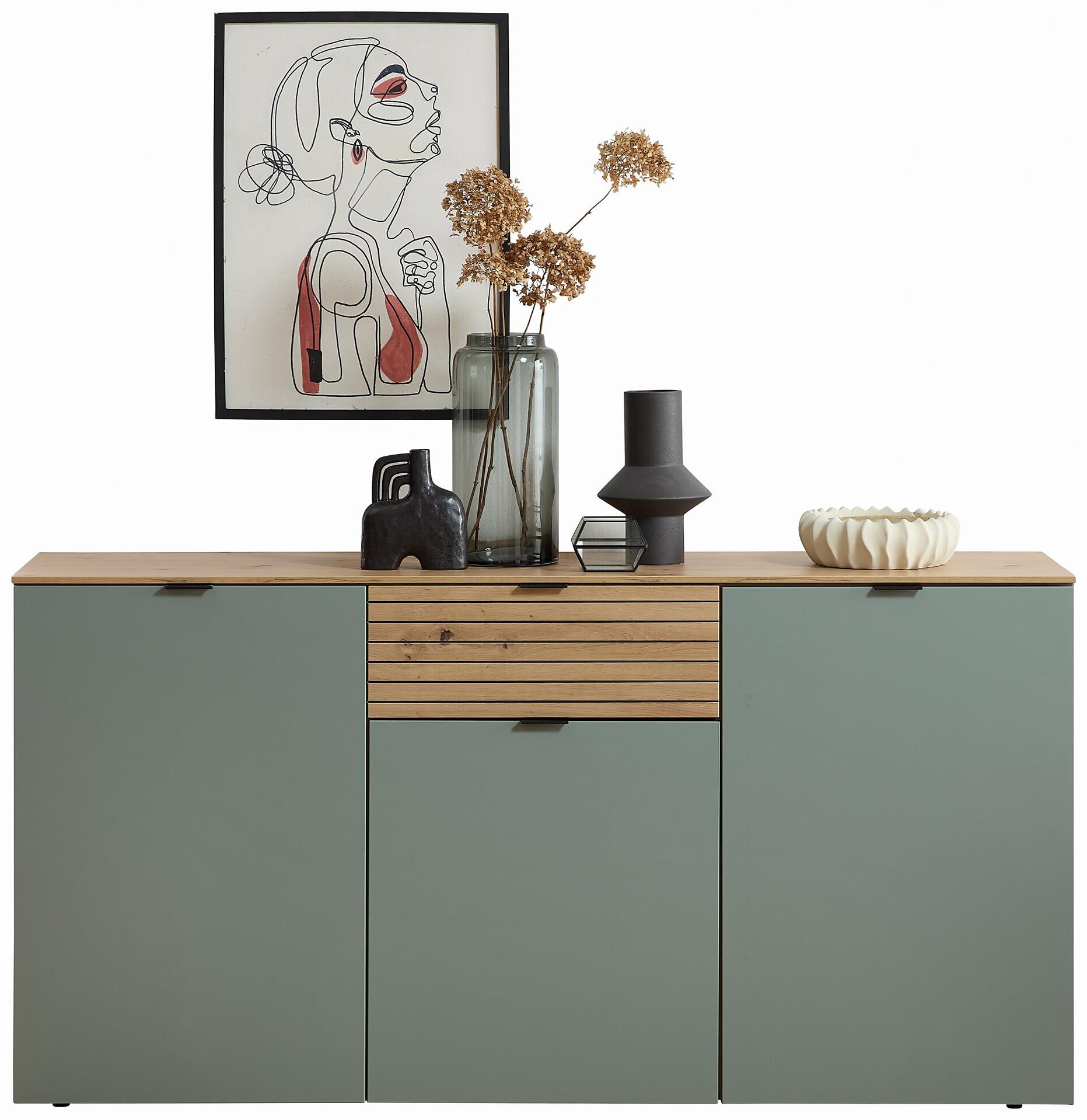 Modernes Sideboard Ina mit Schilfgrün supermatt frontiger Türgestaltung, Grifflose Bedienung durch horizontale Kerben und naturbelassener Artisan Eiche Oberplatte.