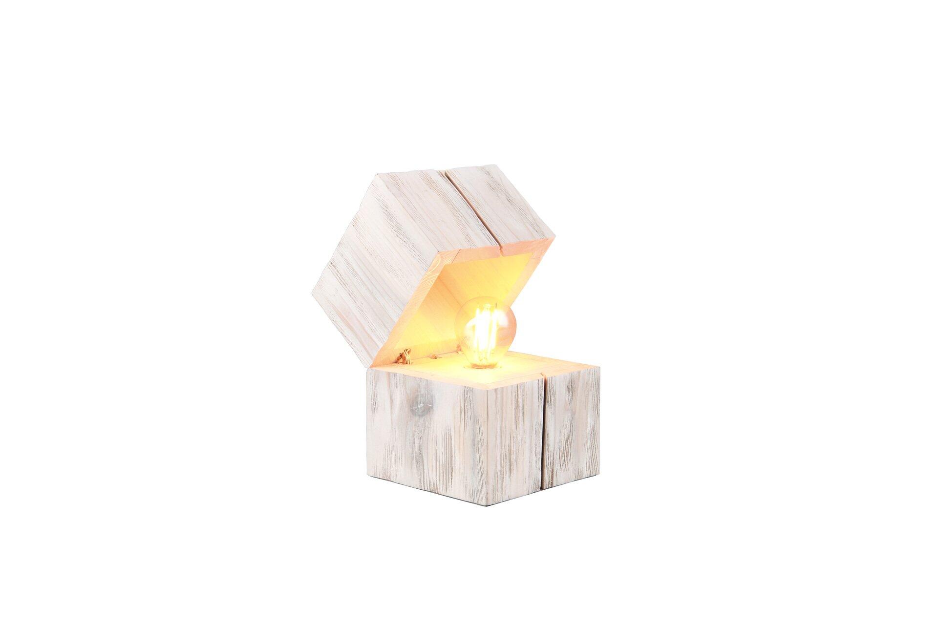 Tischleuchte Treasure mit sechseckiger Lampenschirmkonstruktion aus strukturiertem Holz und quadratischem Holzfuß, frontal und leicht erhöht aufgenommen.